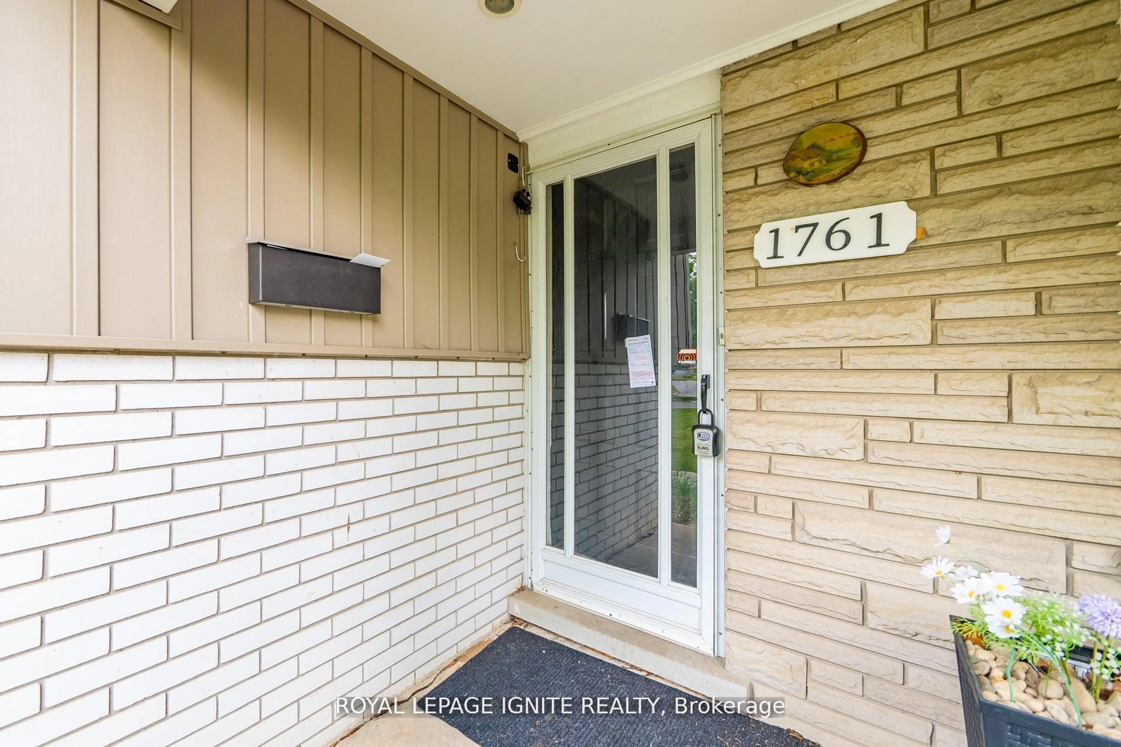 Indoor entryway for 1761 Daleview Cres, Cambridge Ontario N3H 4R4