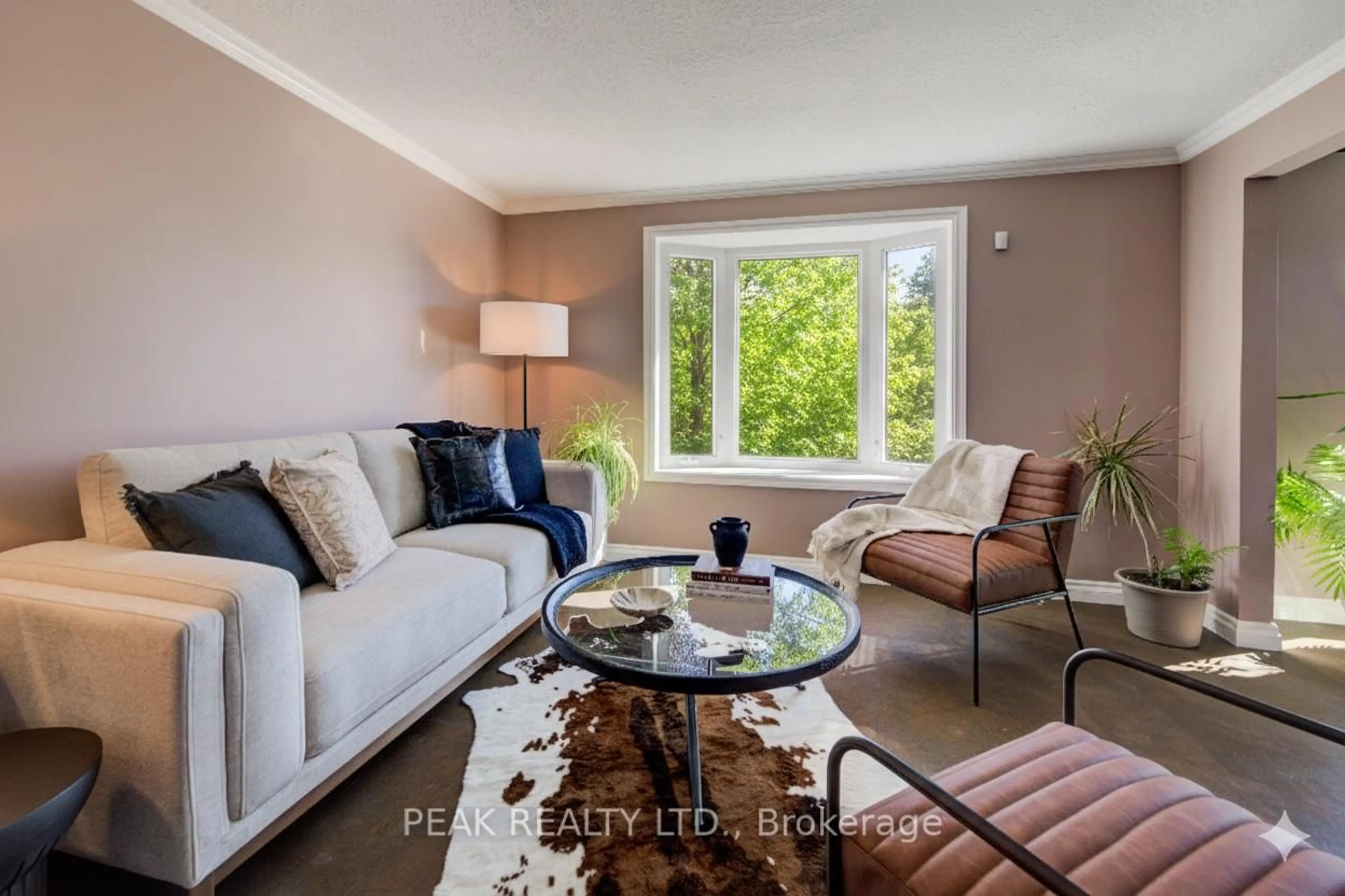 Living room with furniture, unknown for 24 Farmington Pl, Kitchener Ontario N2P 1Y3