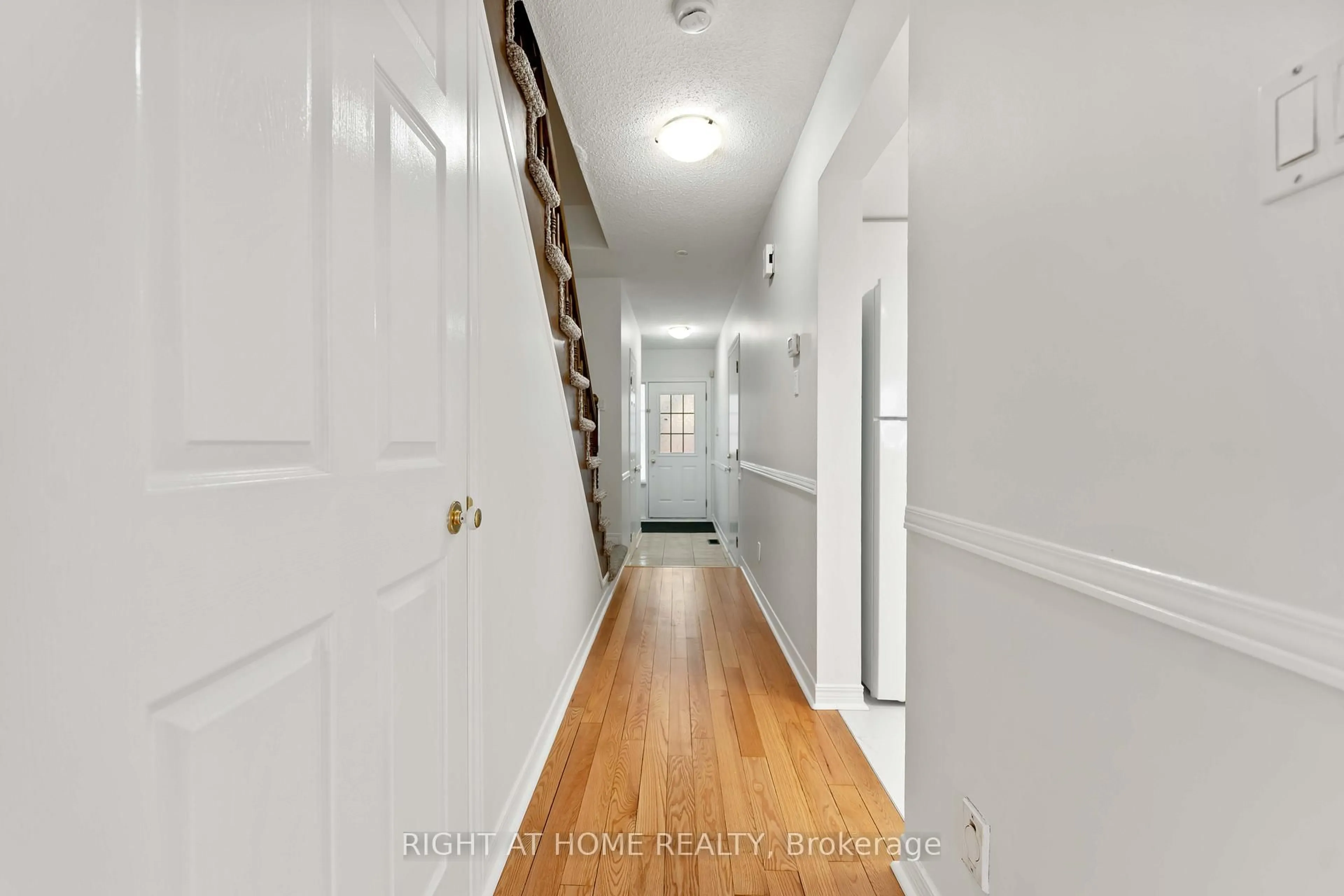 Indoor entryway for 17 Locheland Cres, Ottawa Ontario K2G 6H2