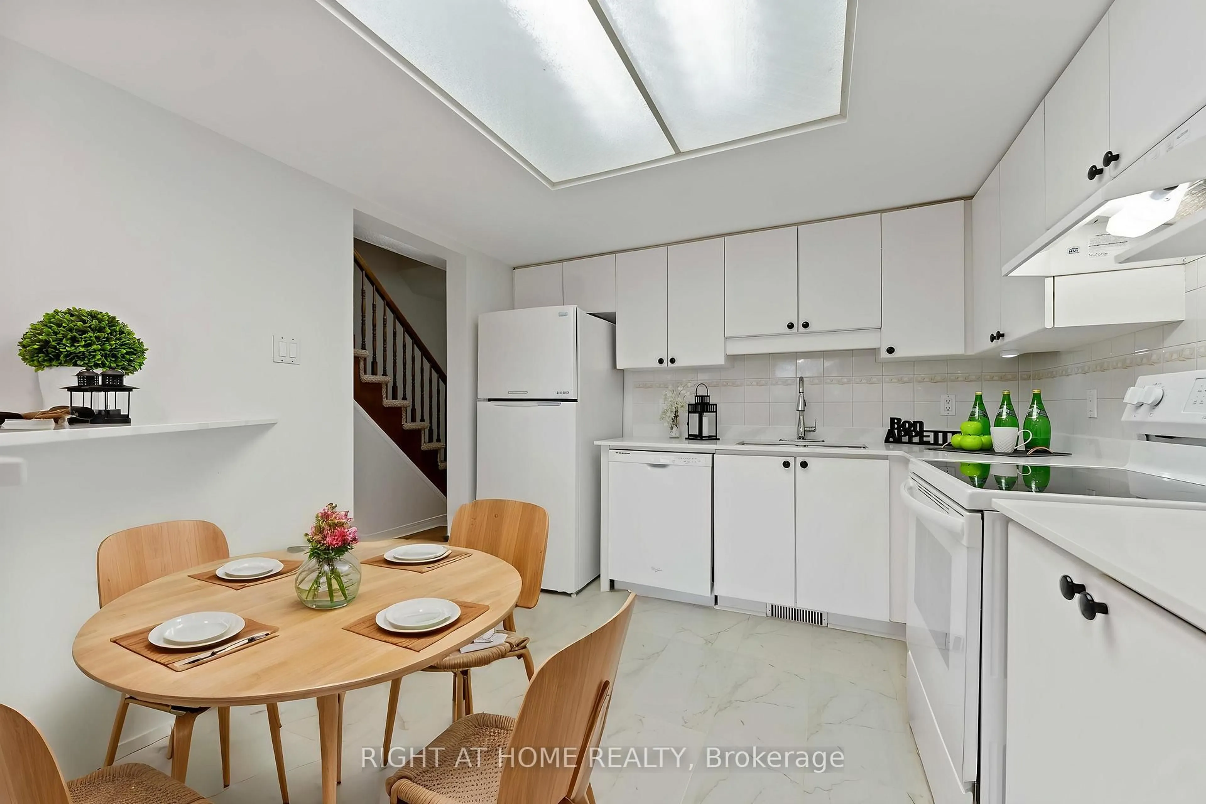 Standard kitchen, unknown for 17 Locheland Cres, Ottawa Ontario K2G 6H2