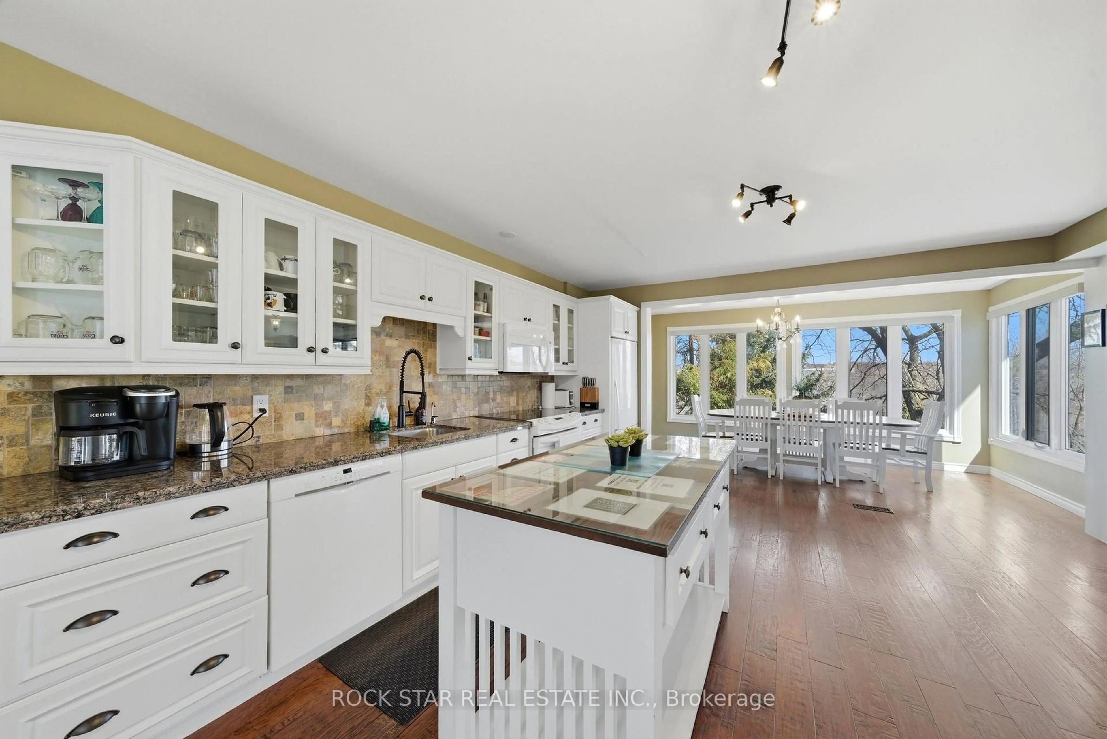 Open concept kitchen, ceramic/tile floor for 72 Martindale Rd, St. Catharines Ontario L2S 2Y3