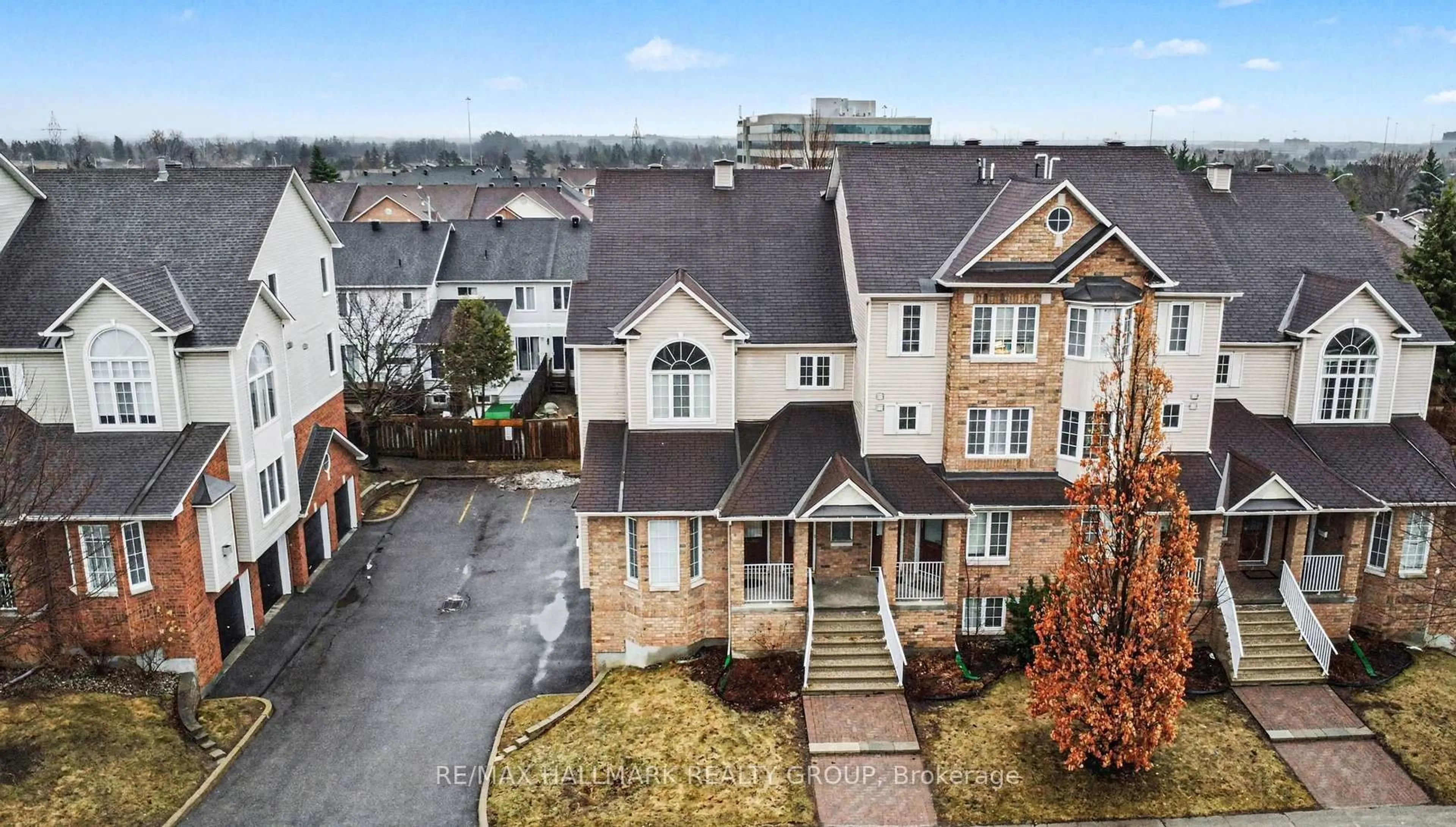 A pic from outside/outdoor area/front of a property/back of a property/a pic from drone, unknown for 4460 HARPER Ave, Ottawa Ontario K1J 1E1