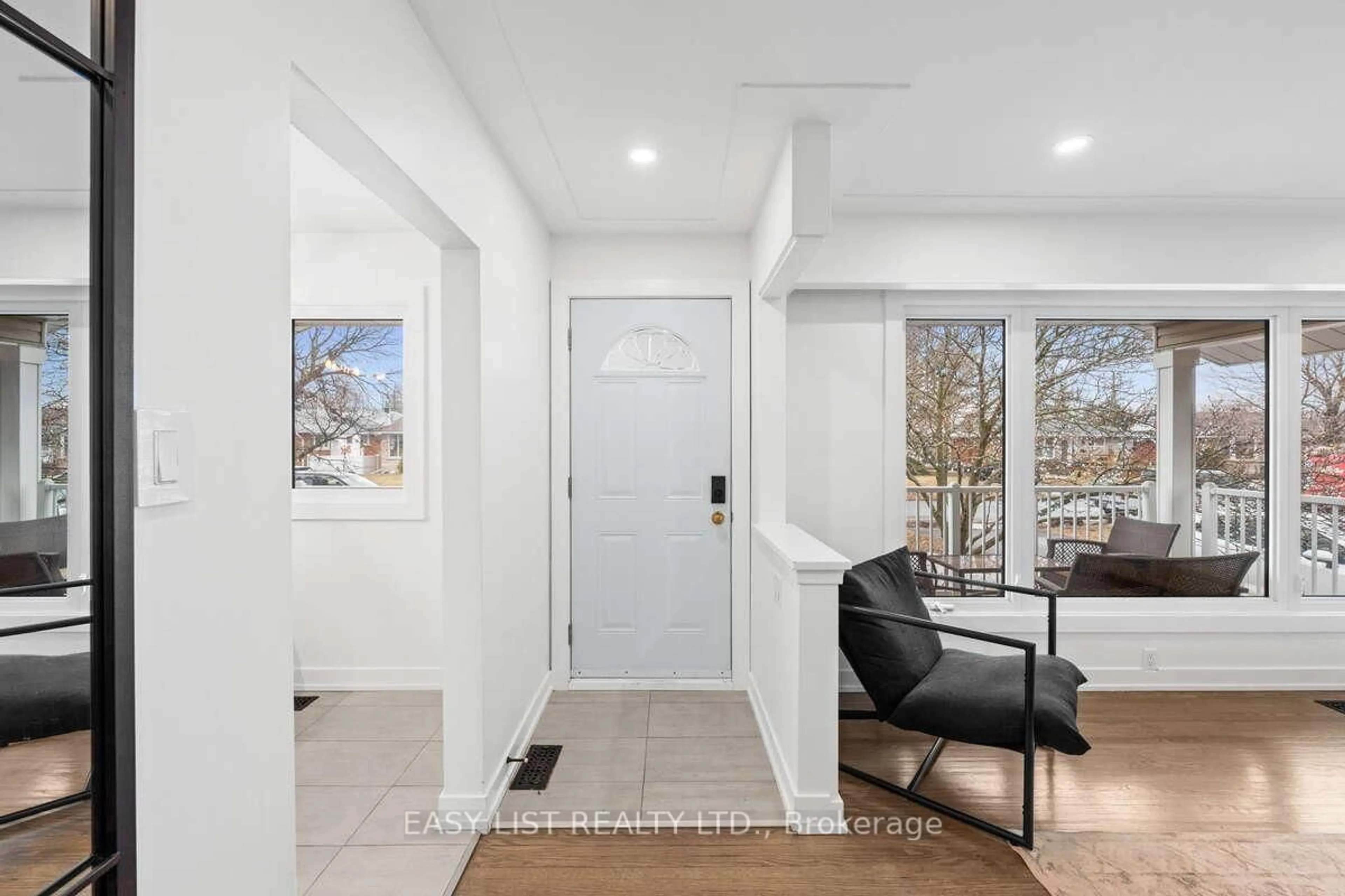 Indoor entryway for 756 Dickens Ave, Ottawa Ontario K1G 2X8