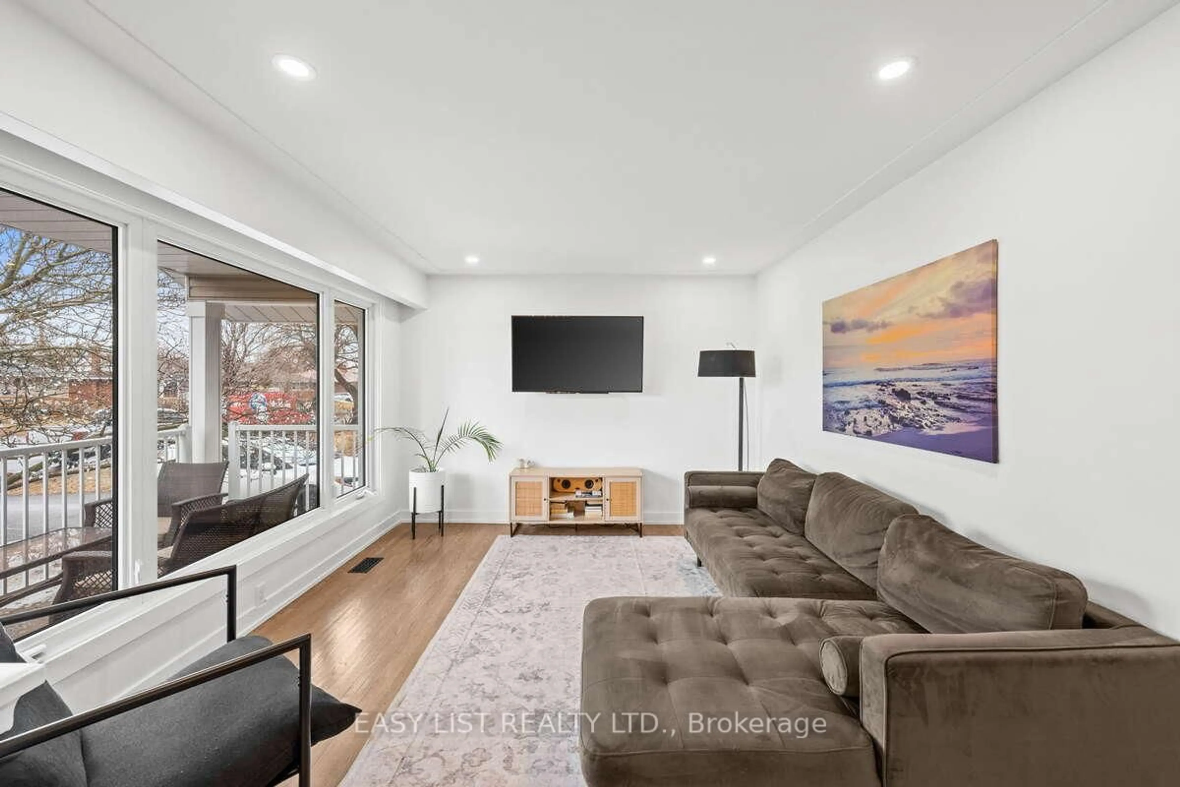 Living room with furniture, unknown for 756 Dickens Ave, Ottawa Ontario K1G 2X8