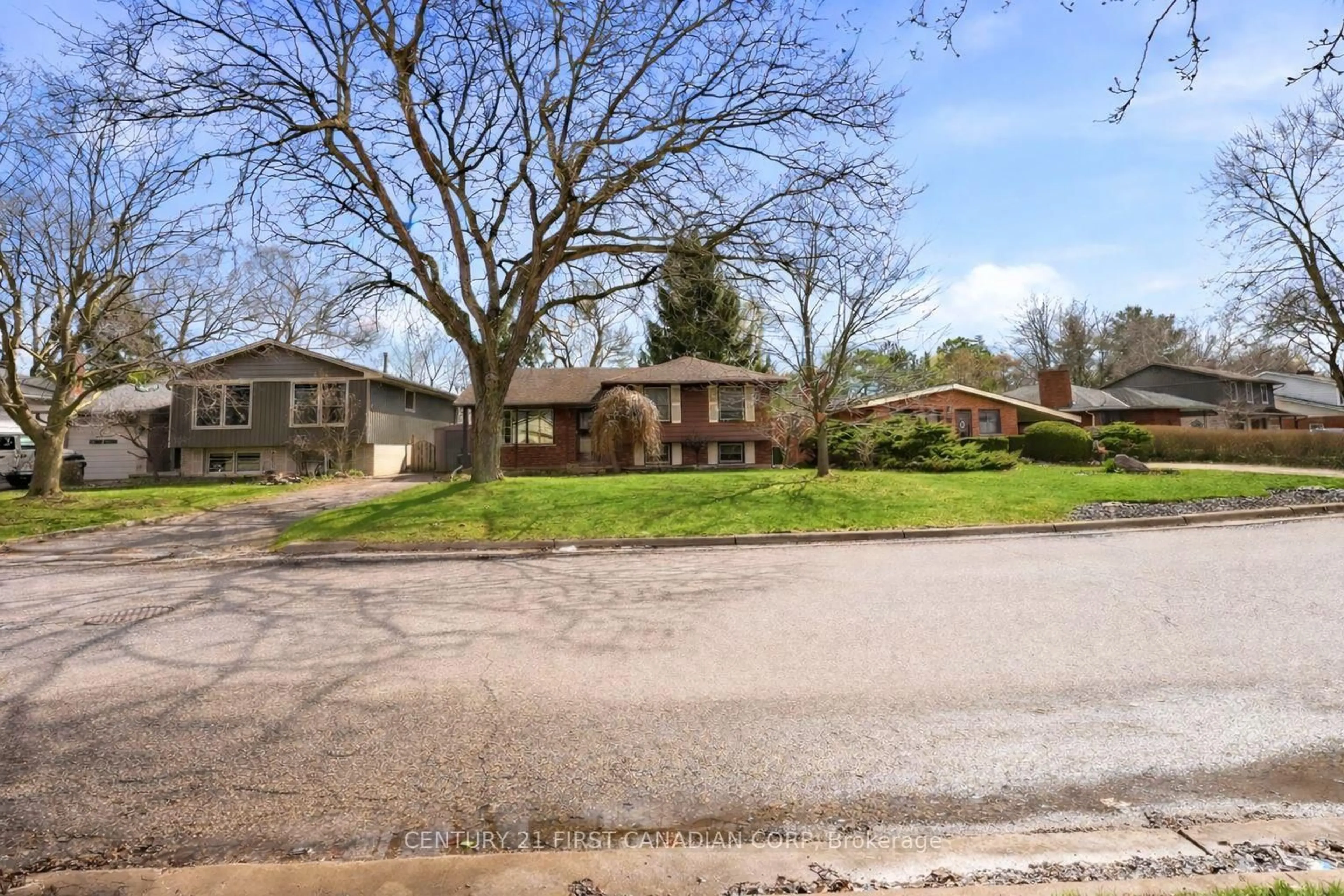 Unknown for 25 Glanworth Ave, St. Thomas Ontario N5R 1E5