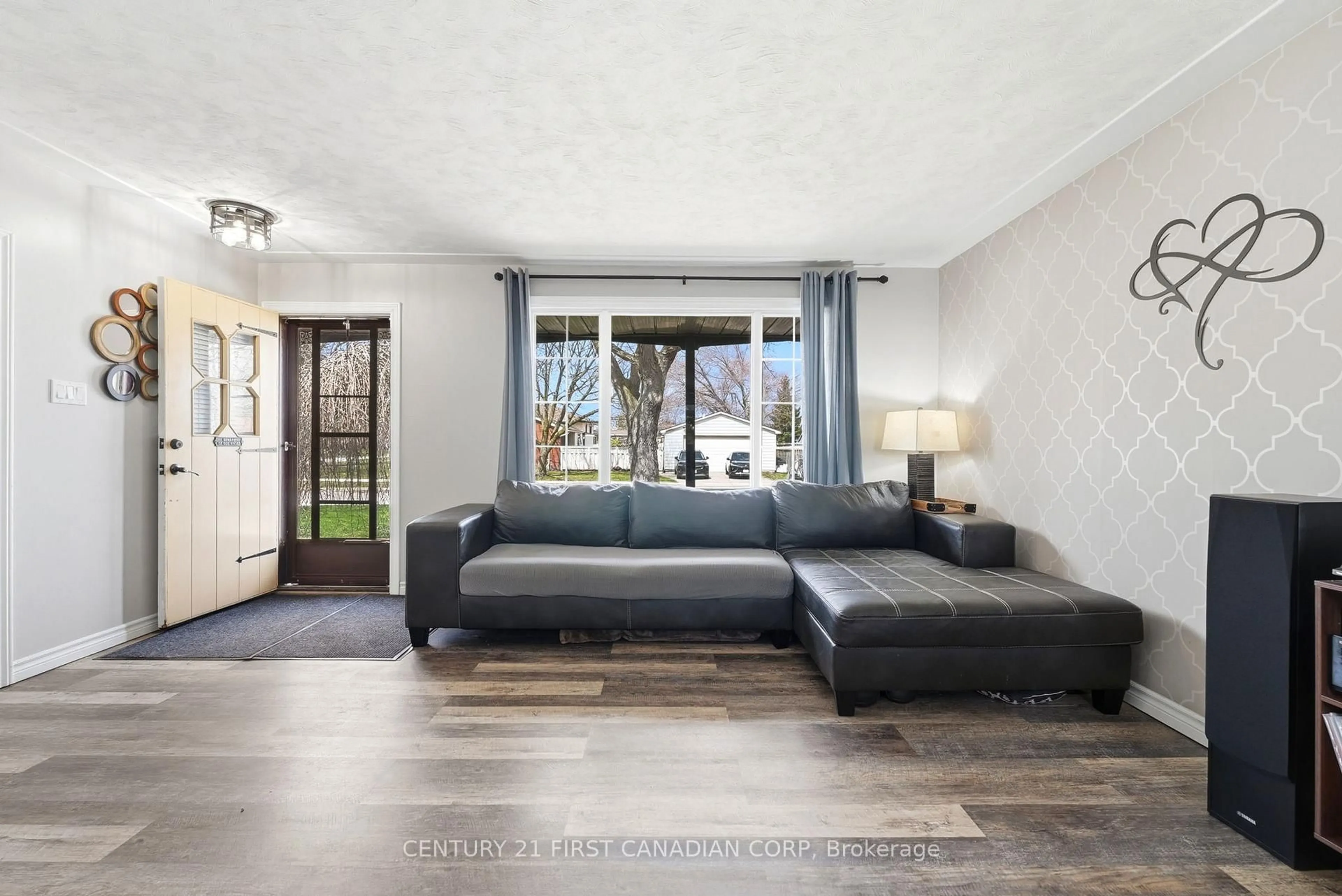 Living room with furniture, unknown for 25 Glanworth Ave, St. Thomas Ontario N5R 1E5