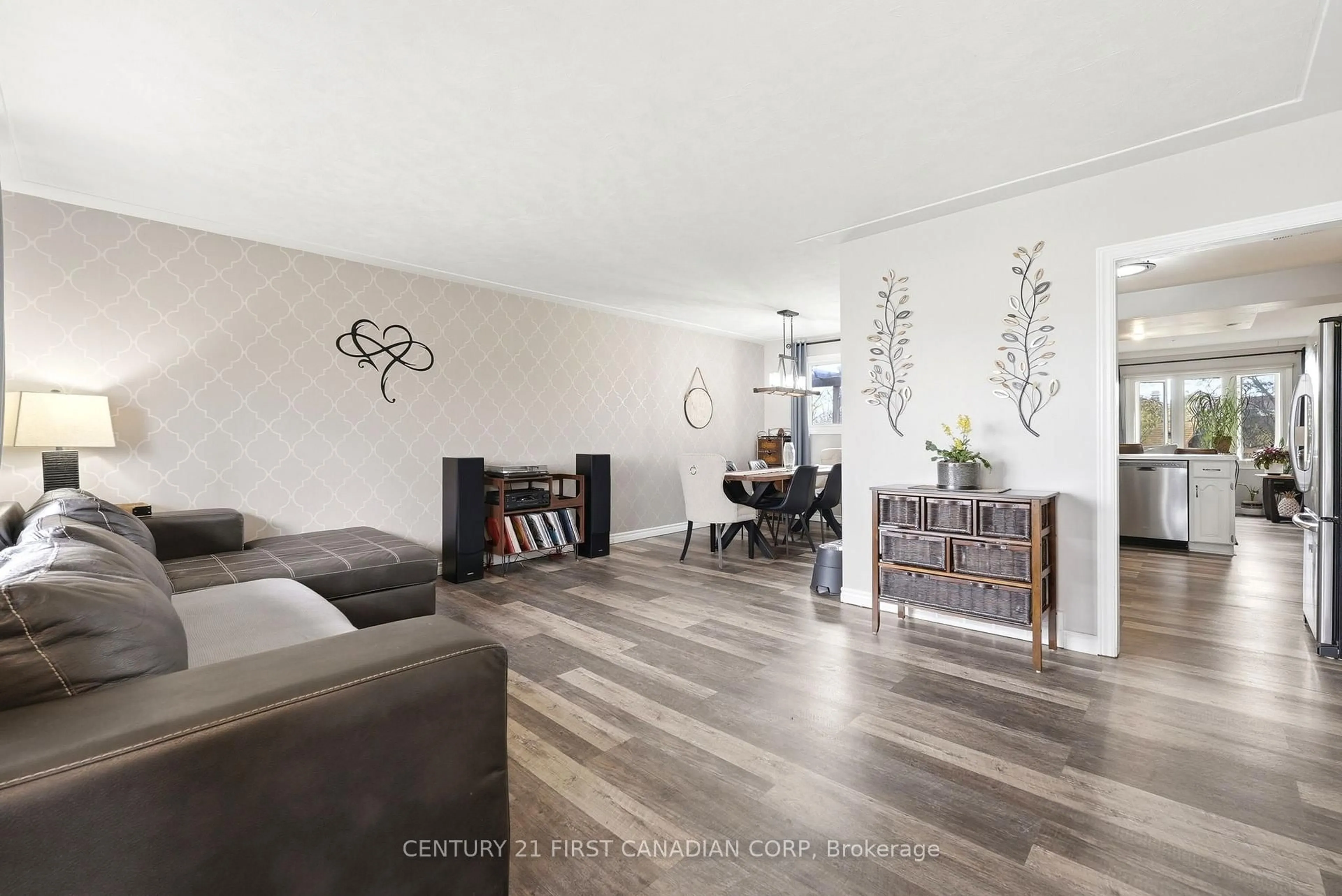 Living room with furniture, unknown for 25 Glanworth Ave, St. Thomas Ontario N5R 1E5