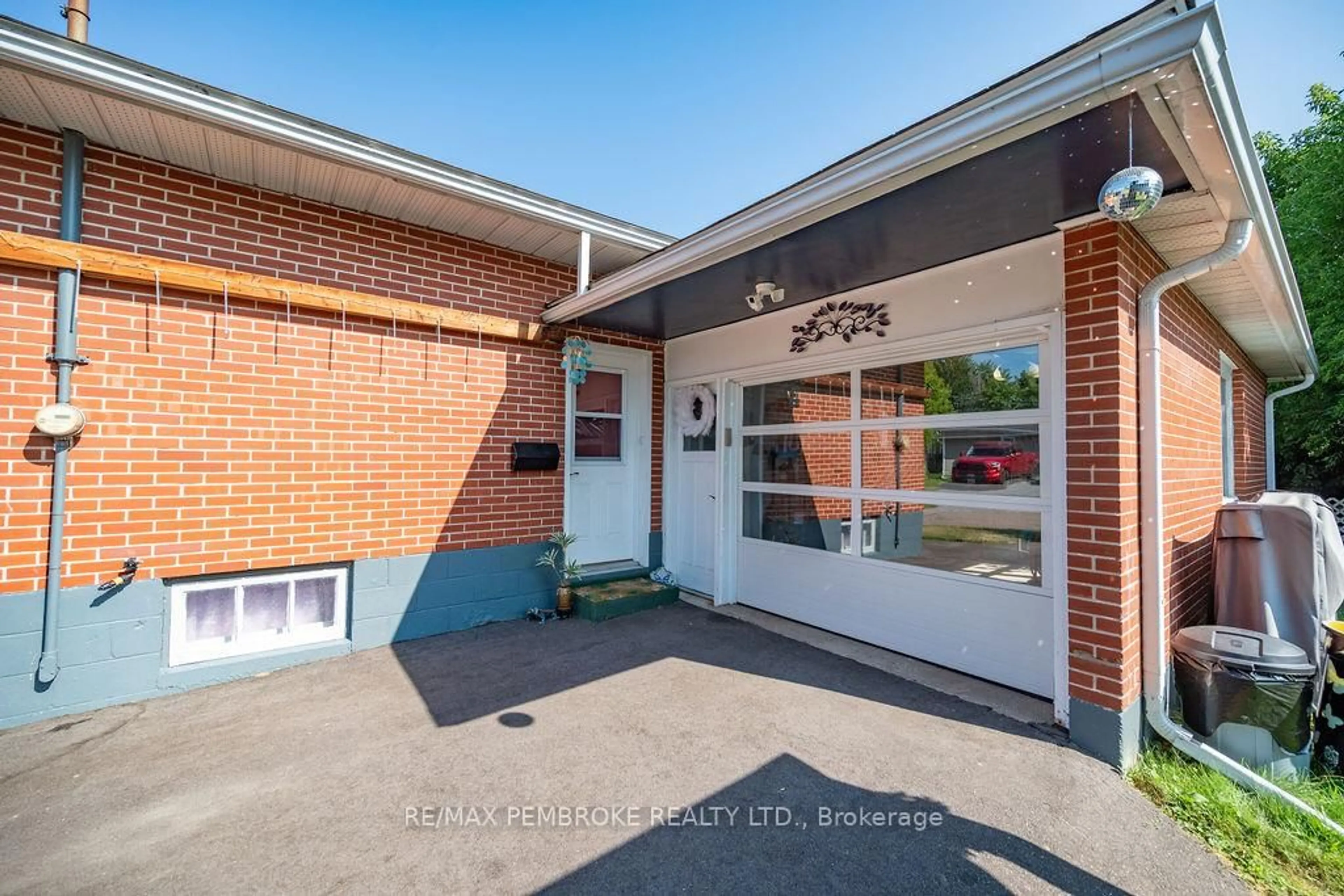 Unknown for 335 Willard St, Pembroke Ontario K8A 3T8