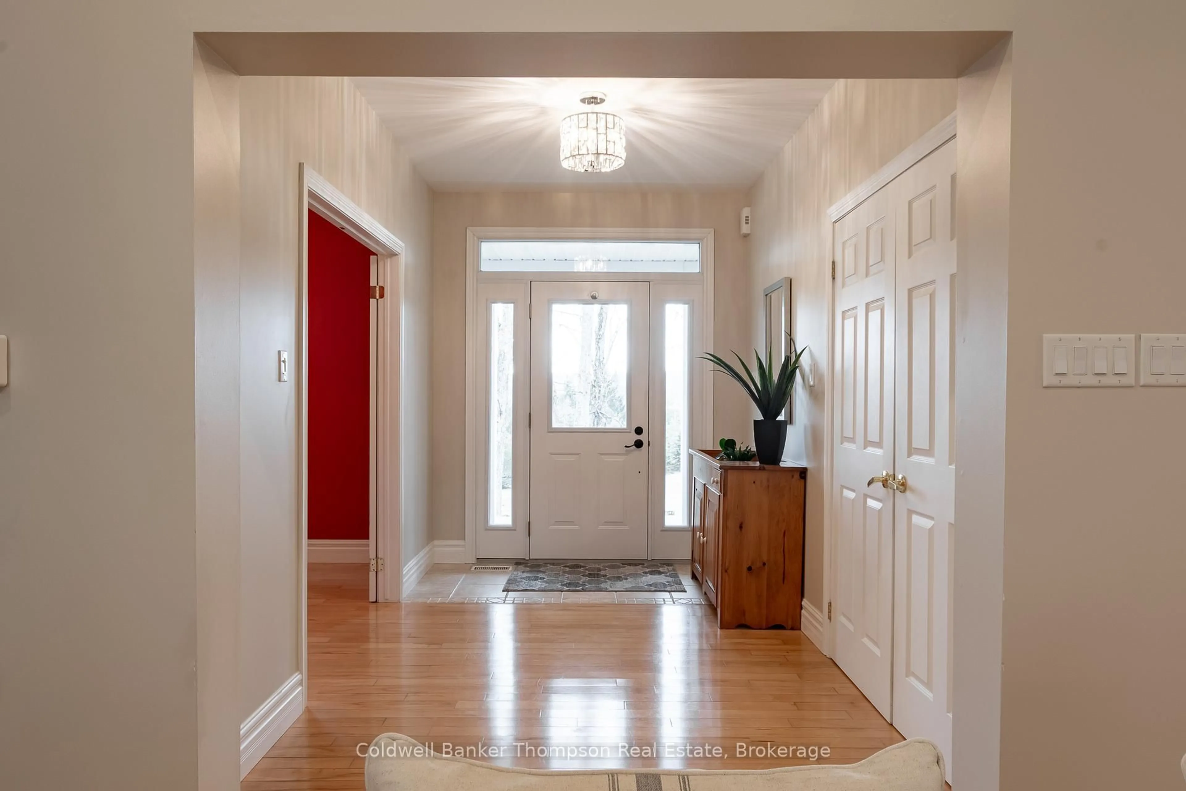Indoor entryway for 1259 Golf Course Rd, Lake of Bays Ontario P1H 2J6