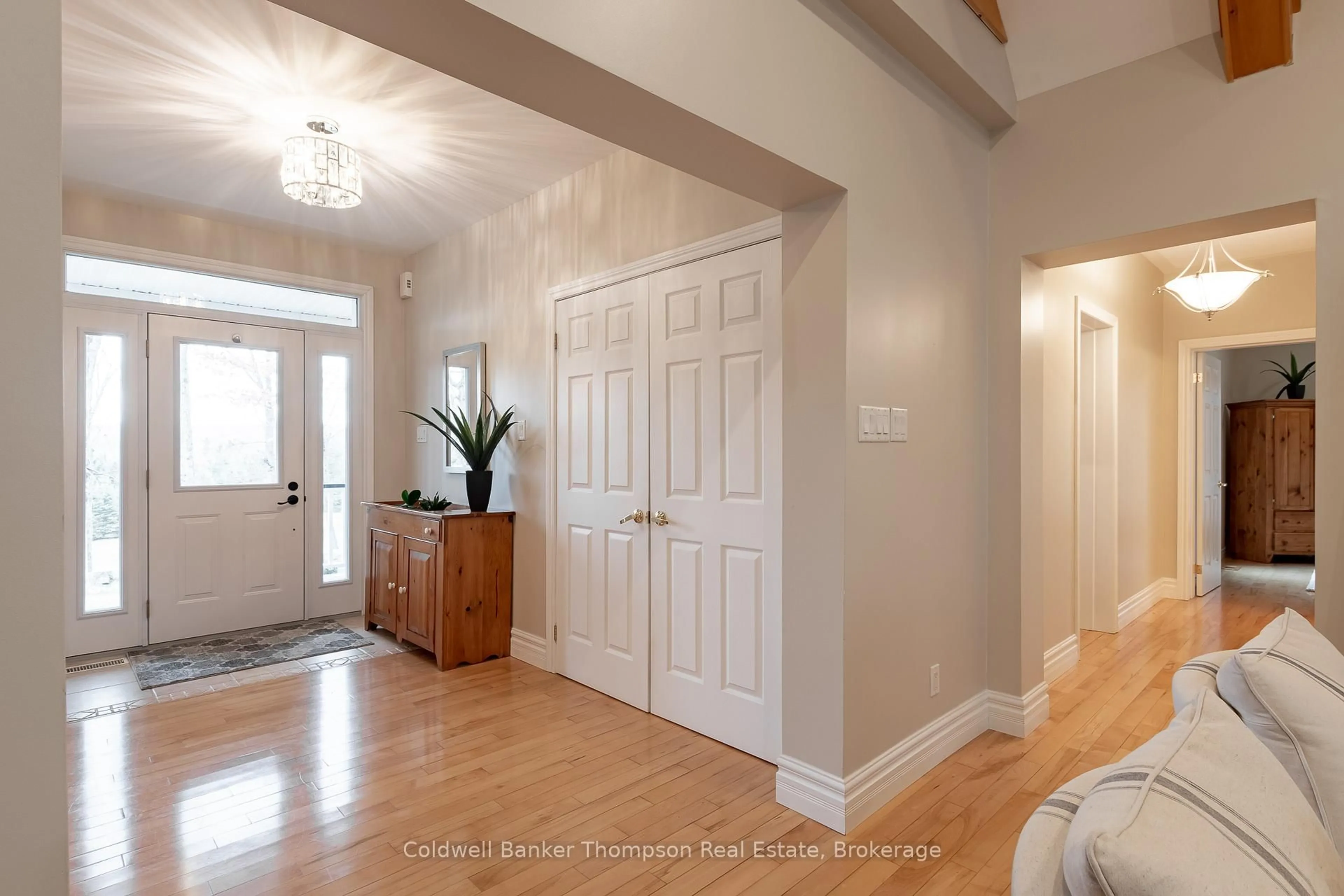 Indoor entryway for 1259 Golf Course Rd, Lake of Bays Ontario P1H 2J6