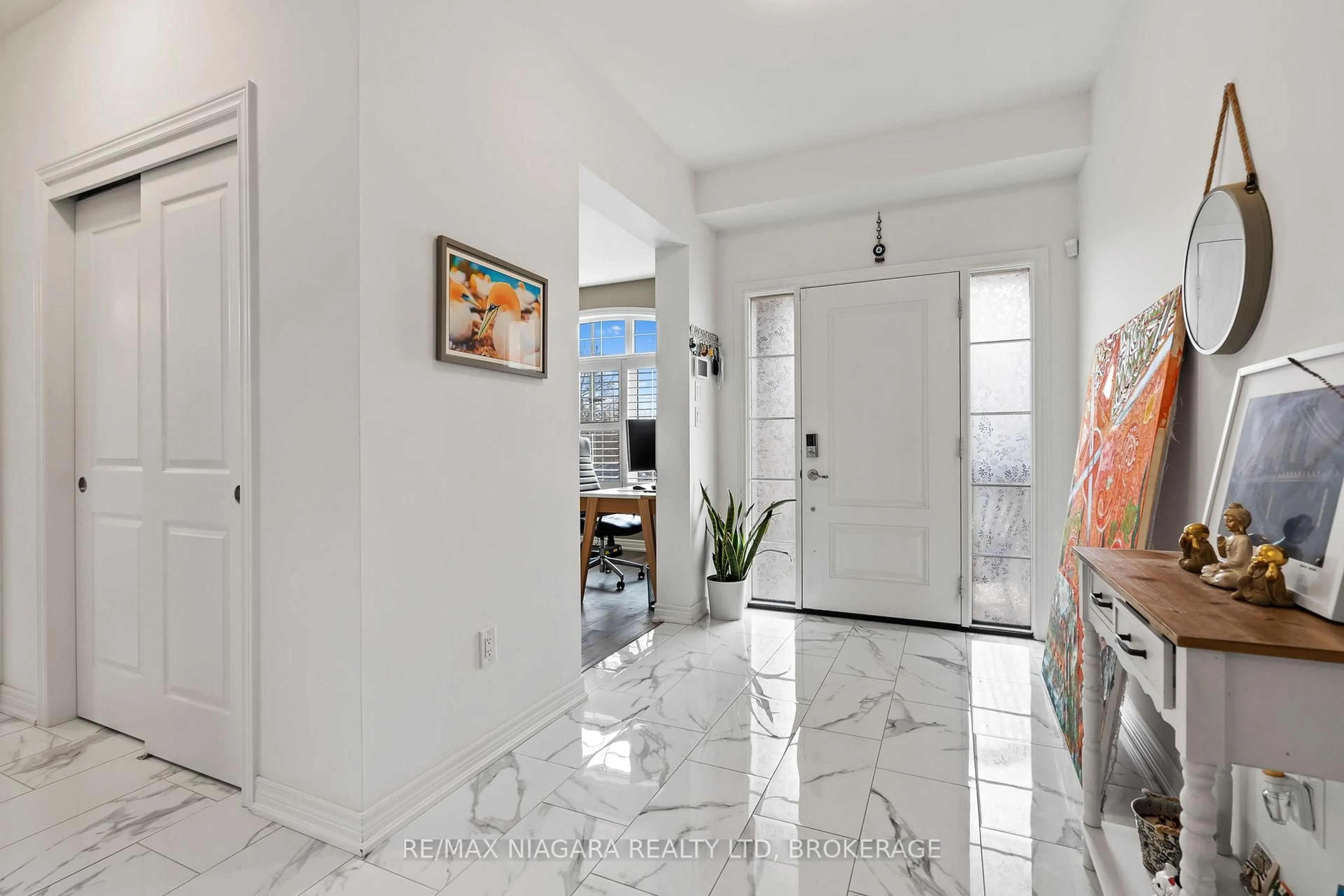 Indoor entryway for 4279 Willick Rd, Niagara Falls Ontario L2G 0Y3