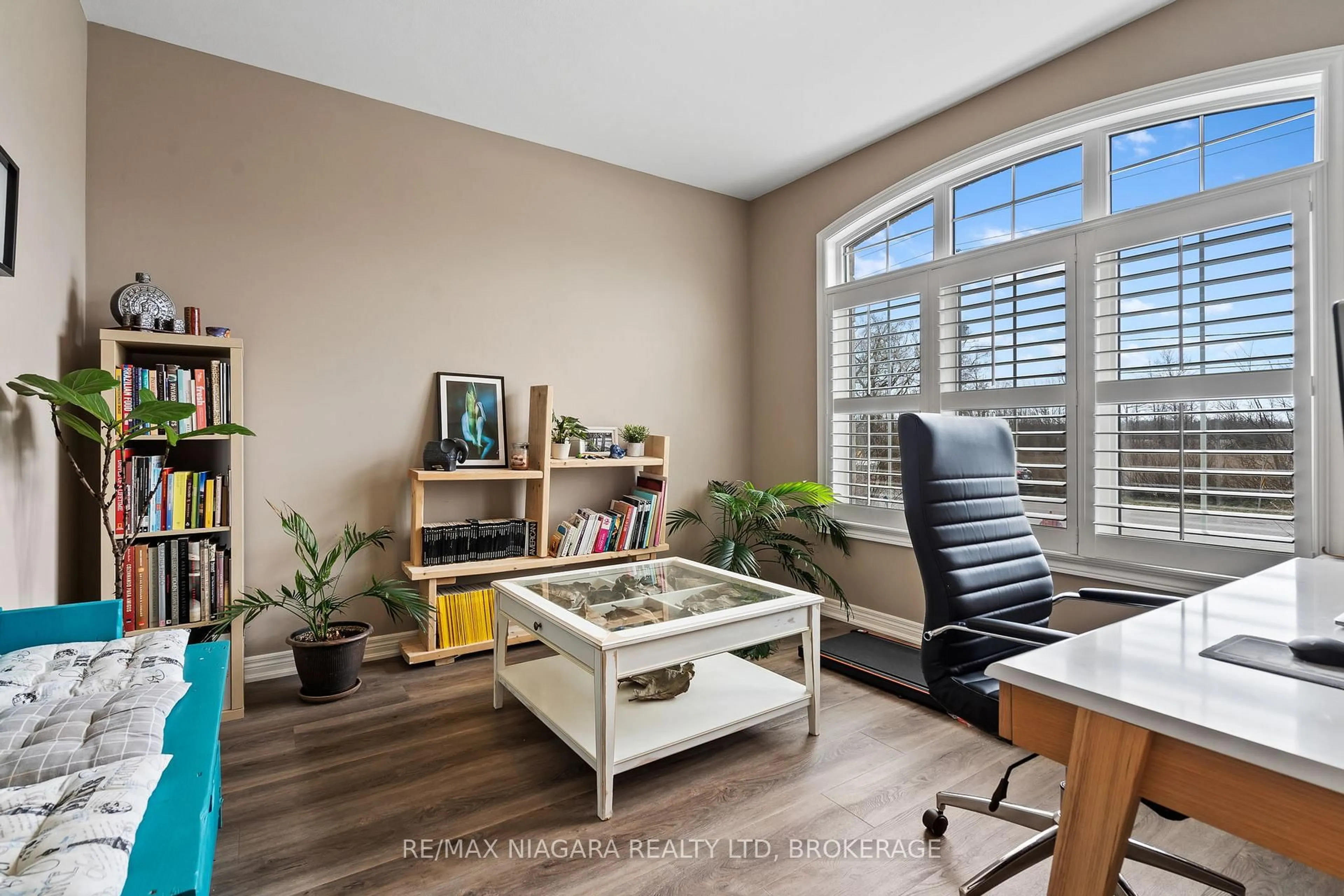 Living room with furniture, wood/laminate floor for 4279 Willick Rd, Niagara Falls Ontario L2G 0Y3