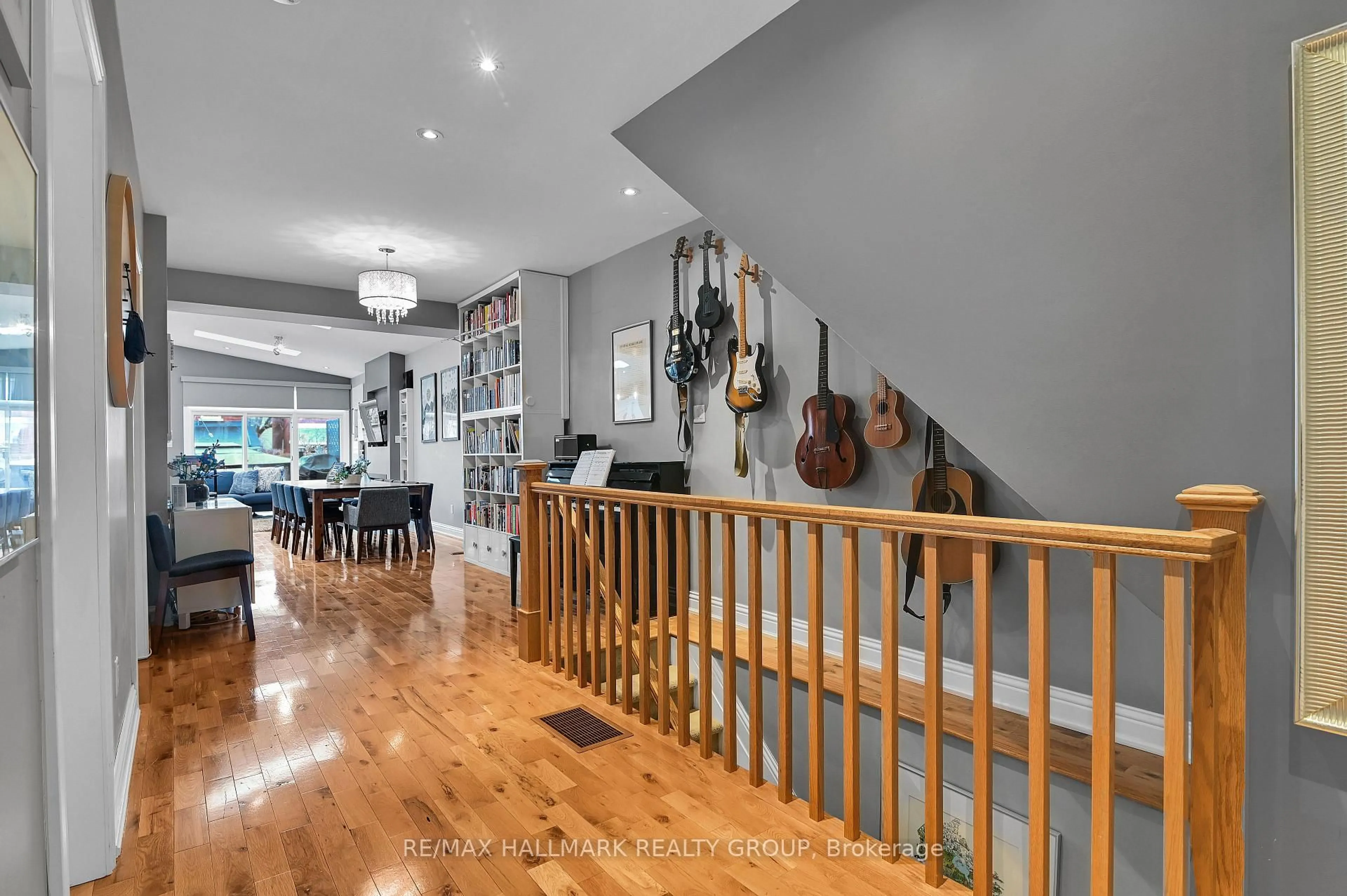 Unknown for 212 Flora St, Ottawa Ontario K1R 5R7