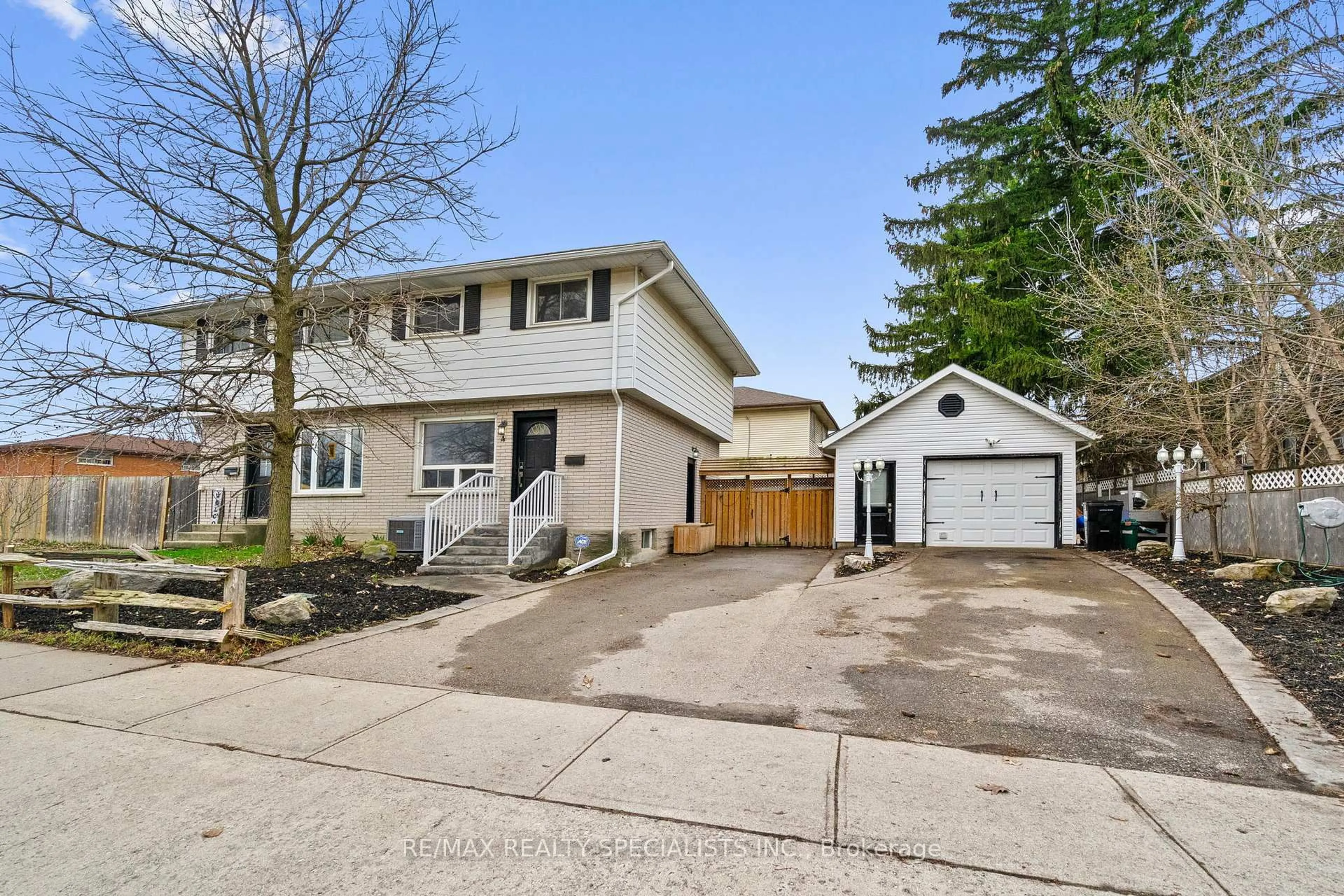 Home with vinyl exterior material, street for 4 Gail St, Cambridge Ontario N1R 4M2