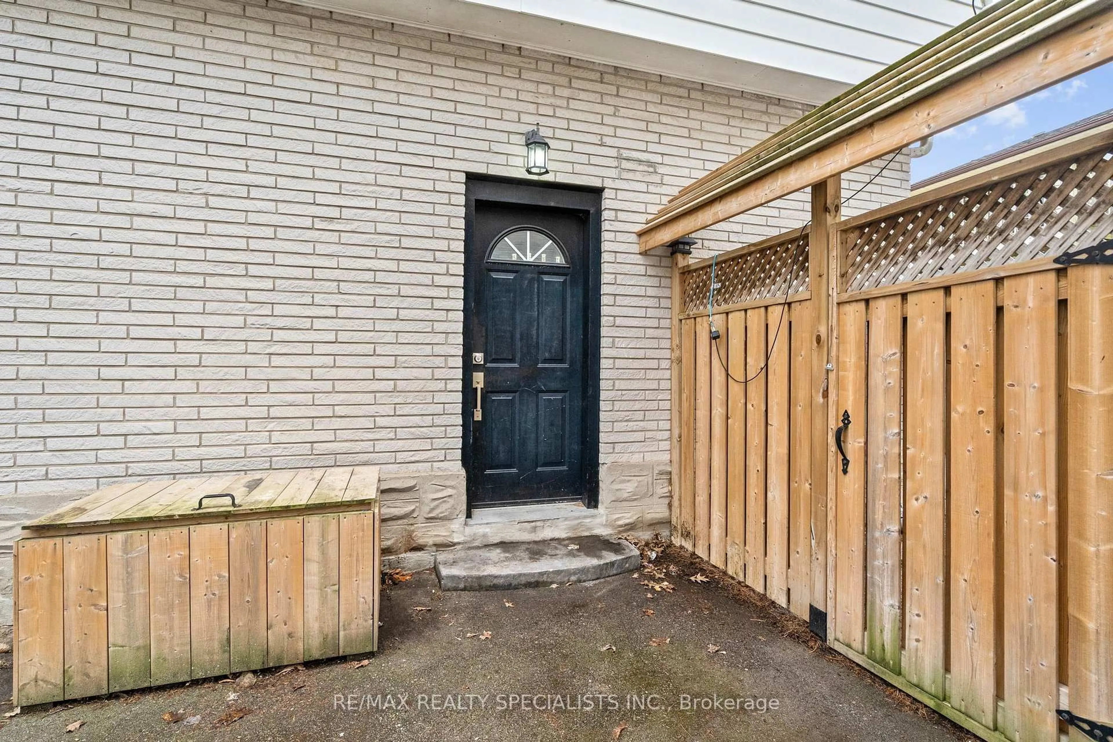Indoor entryway for 4 Gail St, Cambridge Ontario N1R 4M2