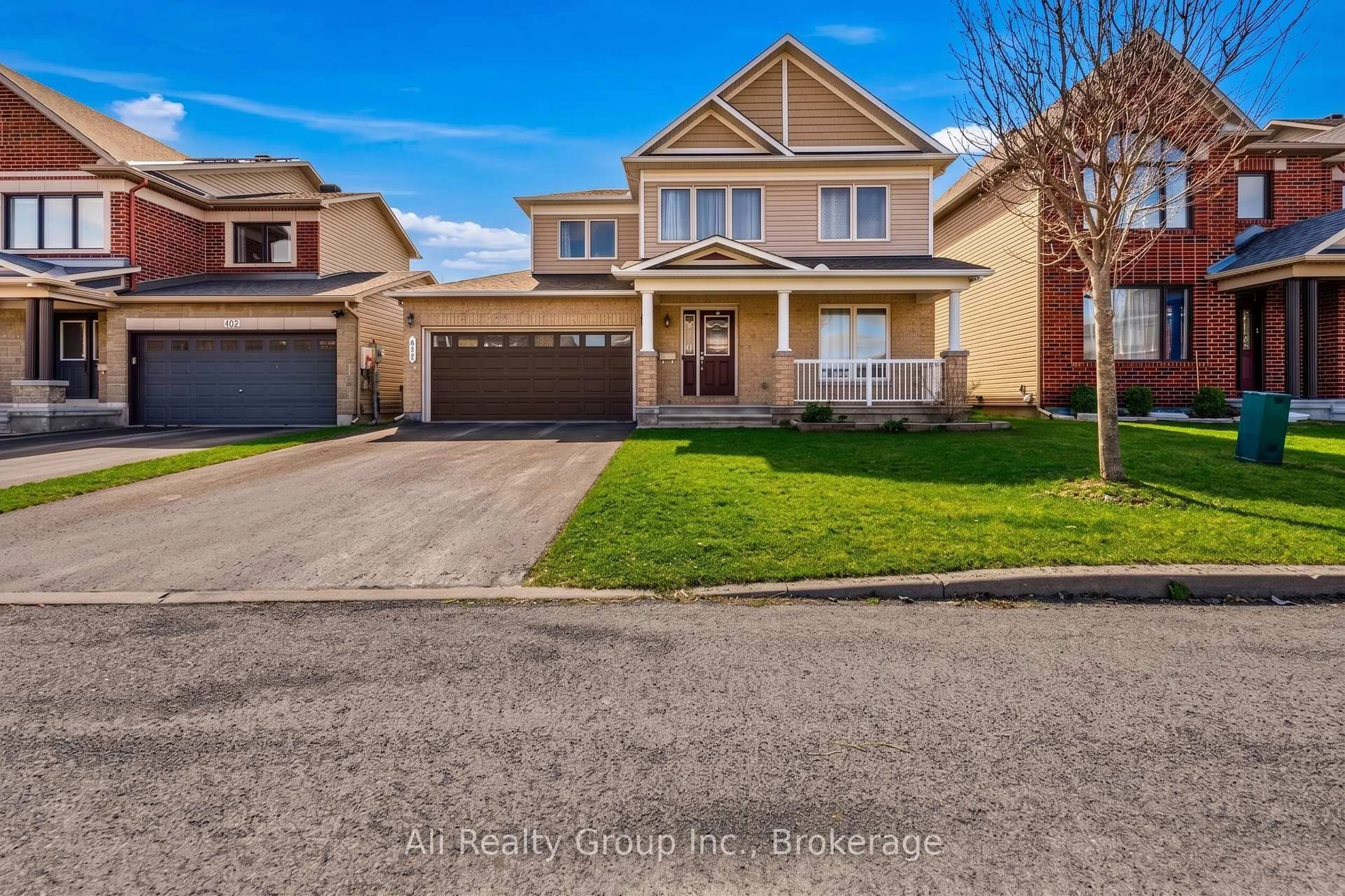 Home with vinyl exterior material, street for 400 Nestleton St, Ottawa Ontario K4A 0W2