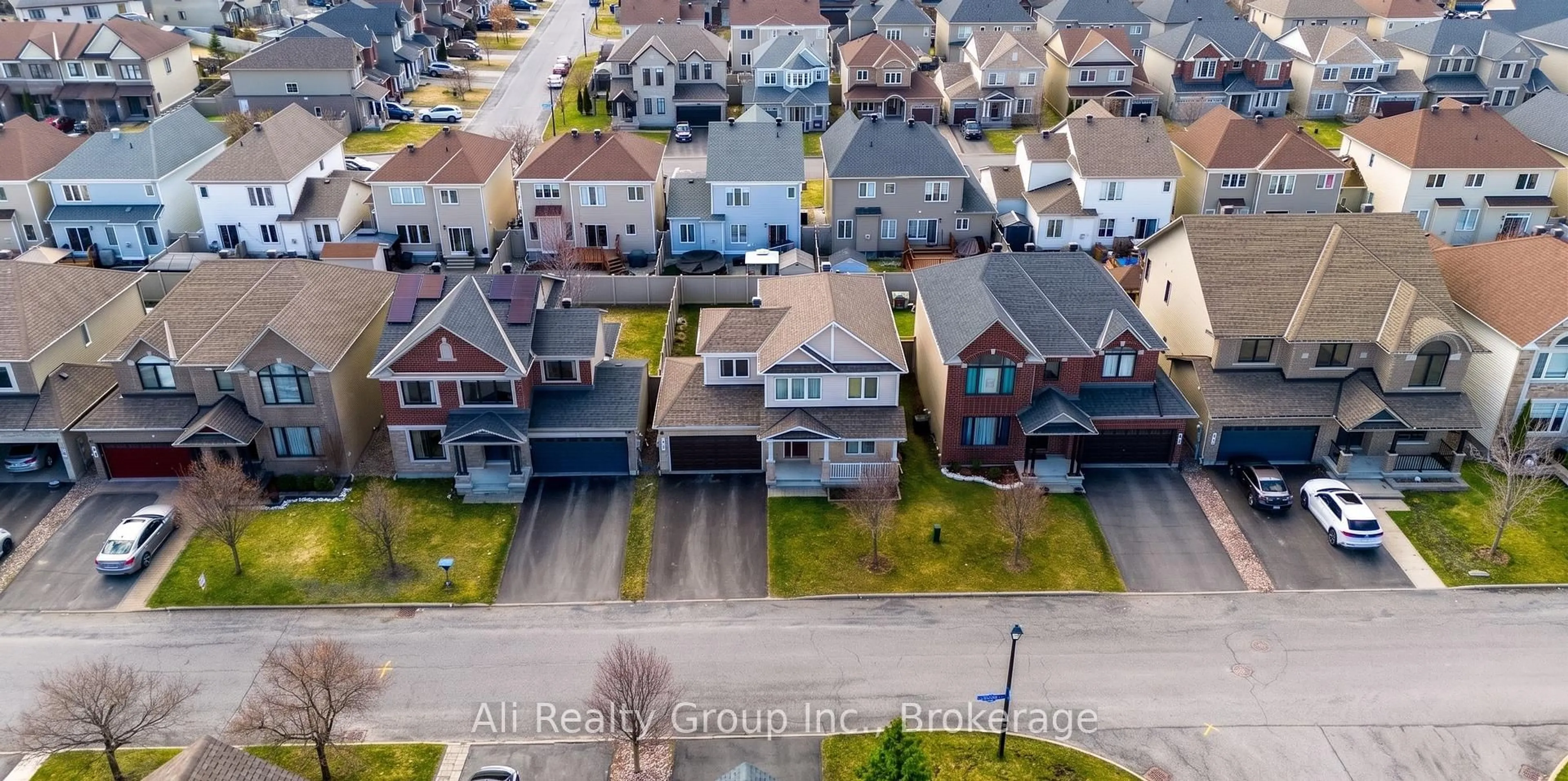 A pic from outside/outdoor area/front of a property/back of a property/a pic from drone, street for 400 Nestleton St, Ottawa Ontario K4A 0W2