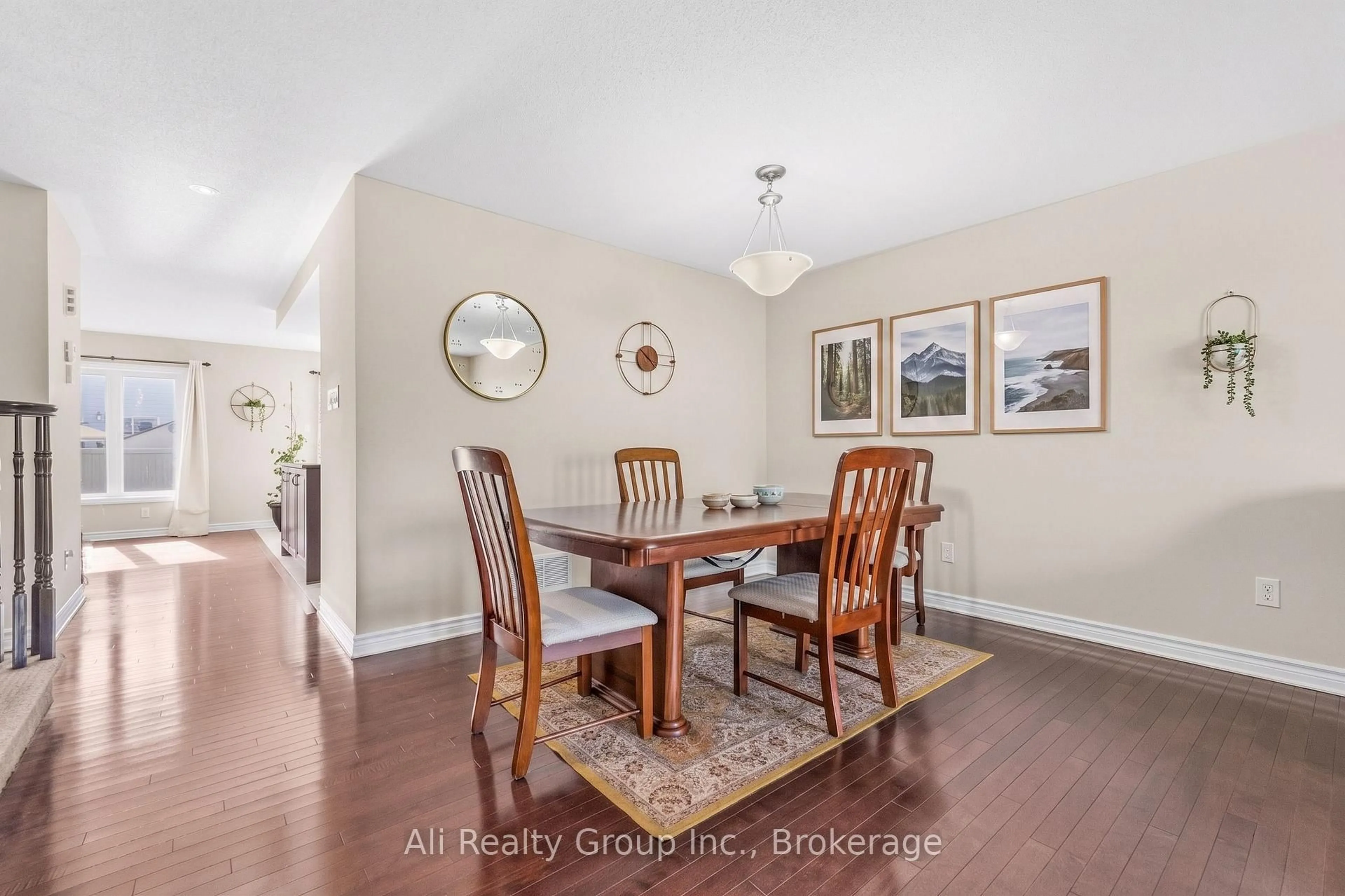 Dining room, wood/laminate floor for 400 Nestleton St, Ottawa Ontario K4A 0W2