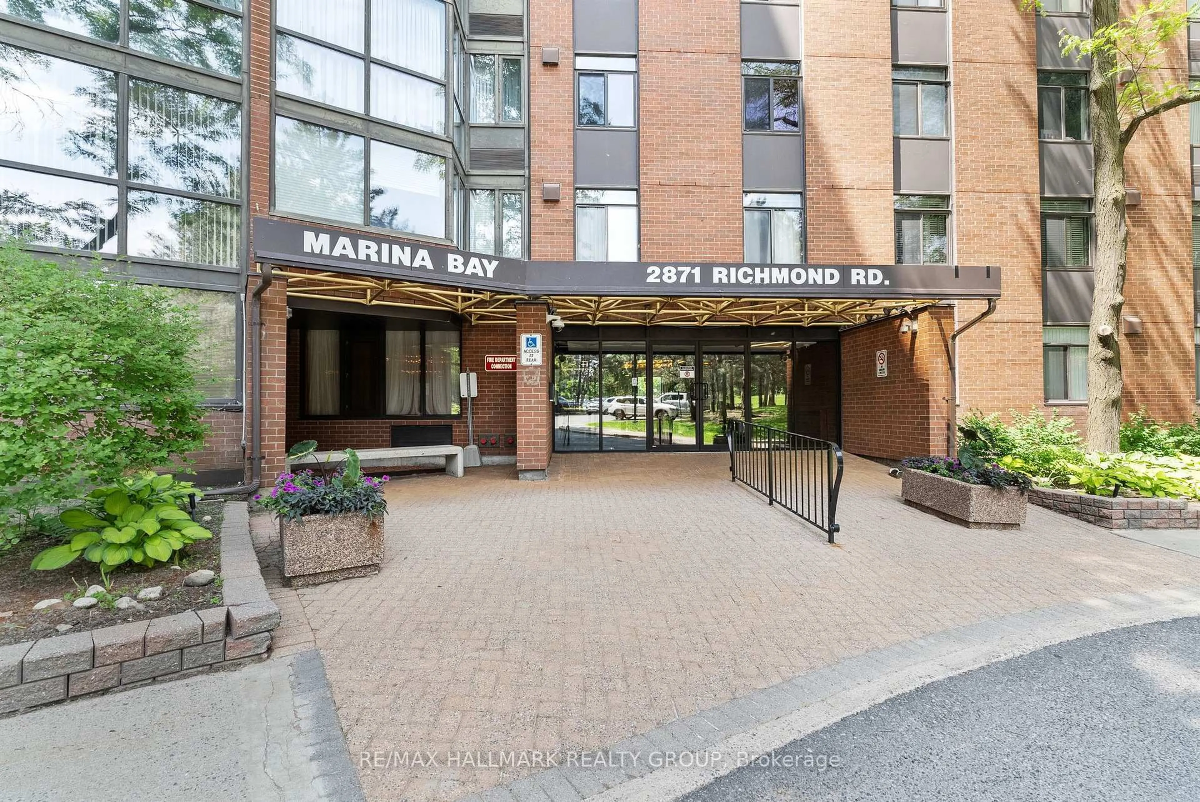 Indoor foyer for 2871 Richmond Rd #411, Ottawa Ontario K2B 8M5
