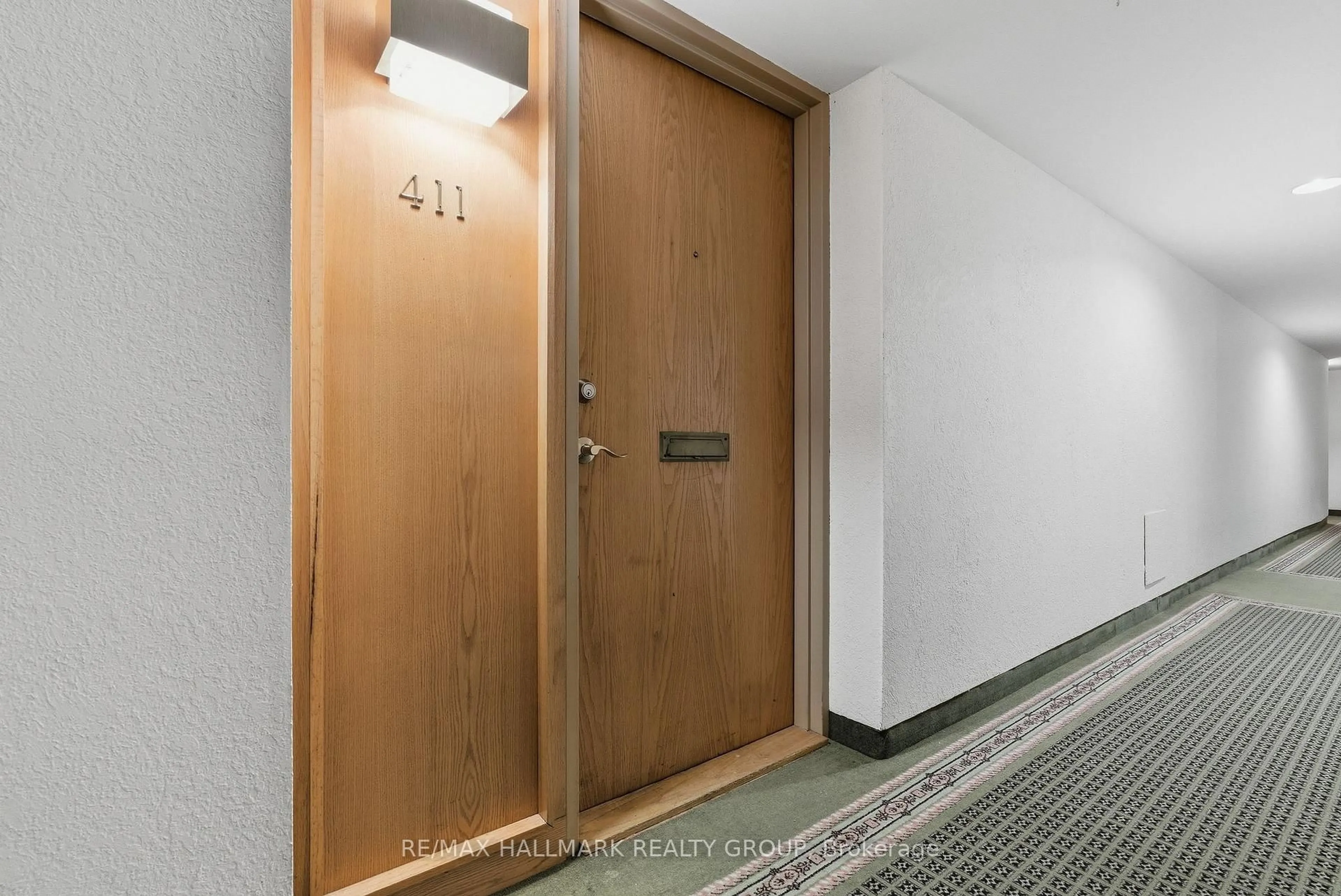 Indoor foyer for 2871 Richmond Rd #411, Ottawa Ontario K2B 8M5