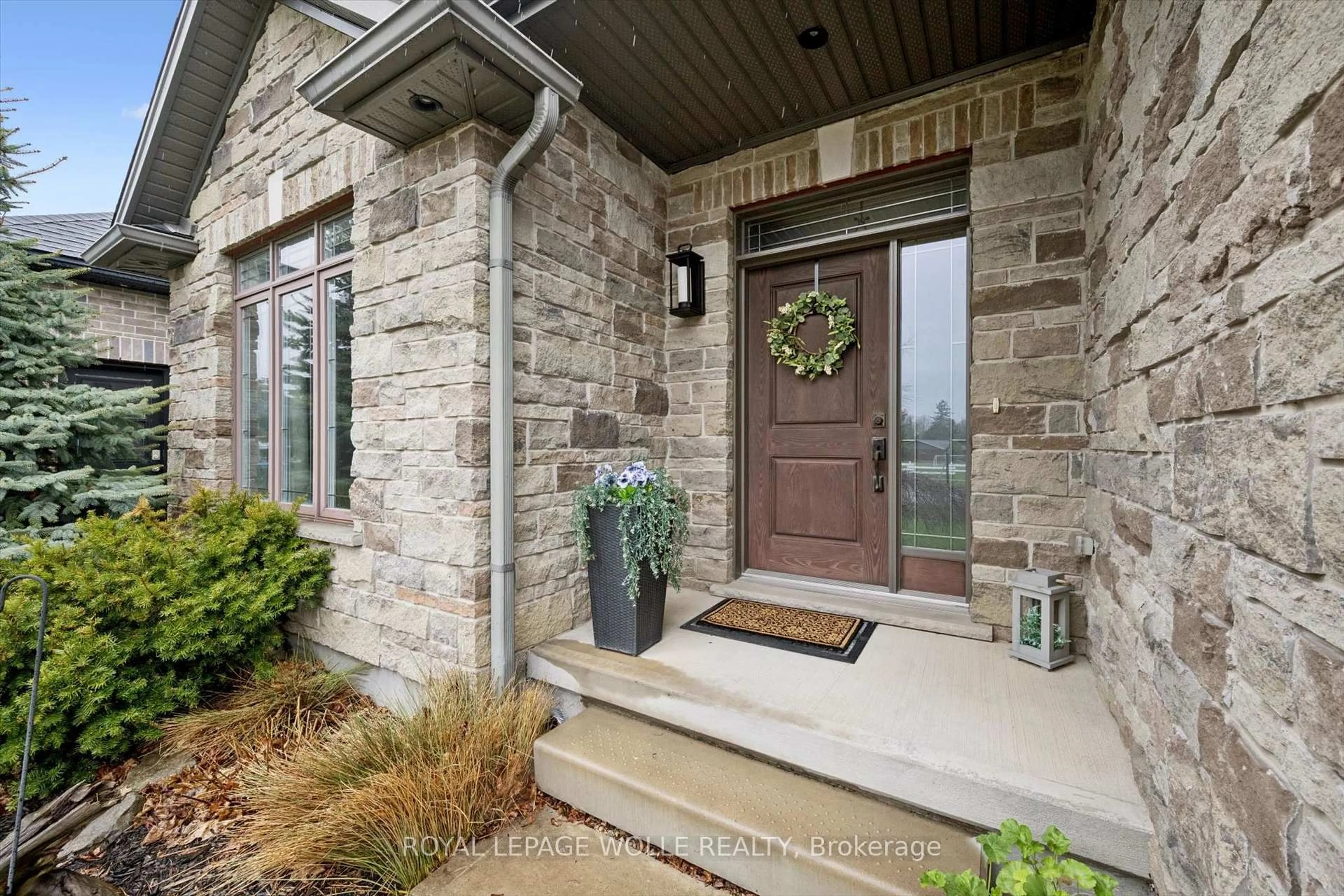 Indoor entryway for 92 Jacob St, East Zorra-Tavistock Ontario N0B 2R0