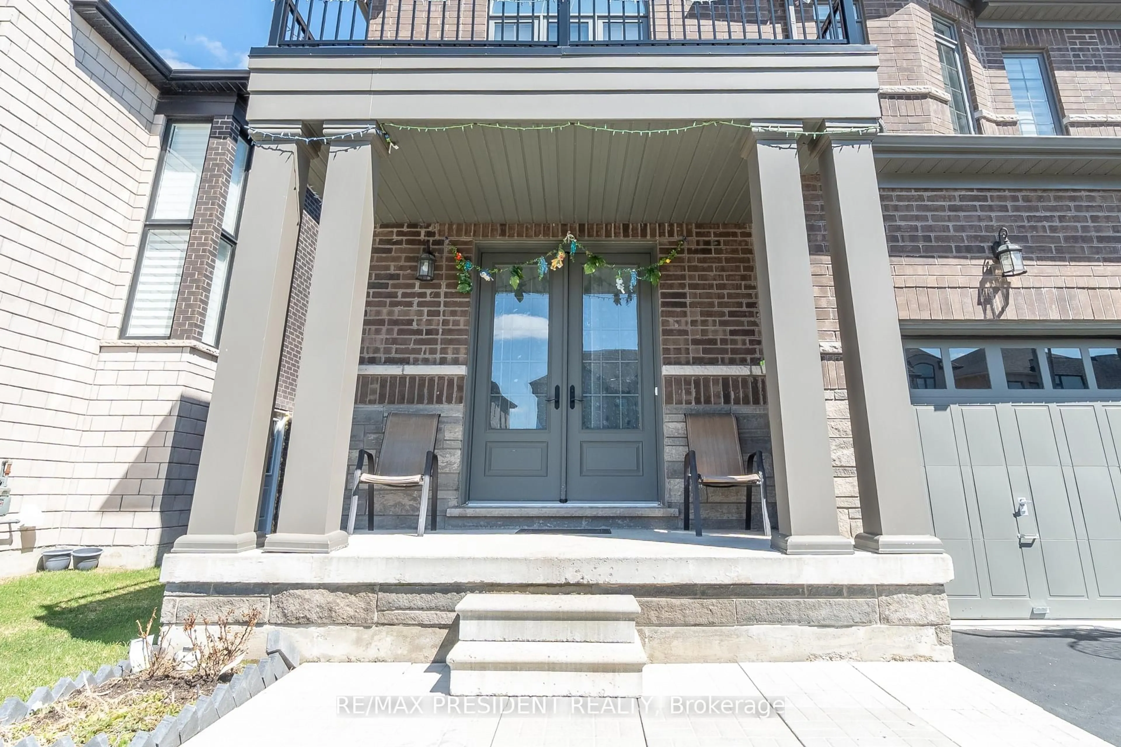 Indoor foyer for 142 Prince Charles Cres, Woodstock Ontario N4T 0N1