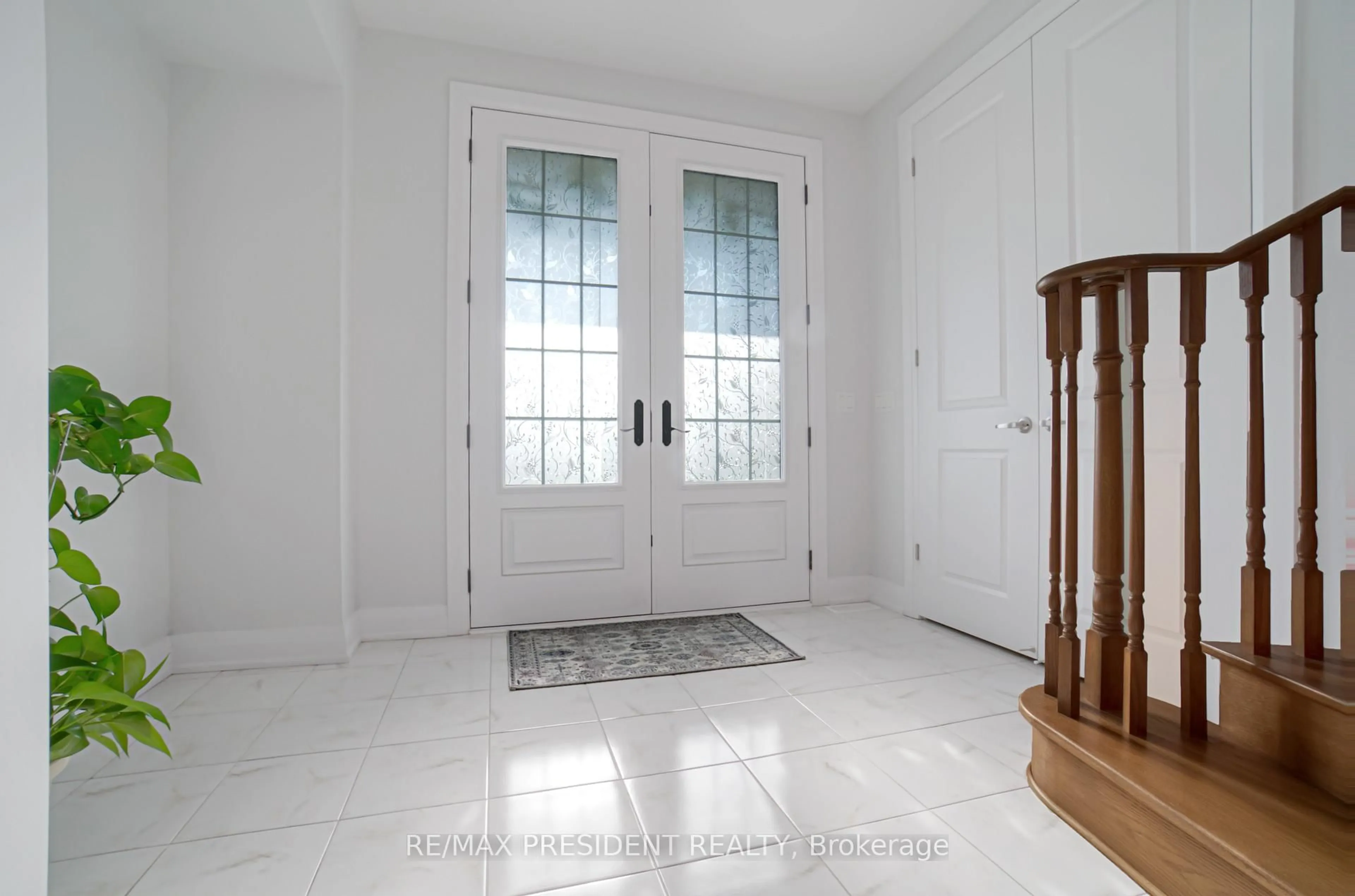Indoor entryway for 142 Prince Charles Cres, Woodstock Ontario N4T 0N1