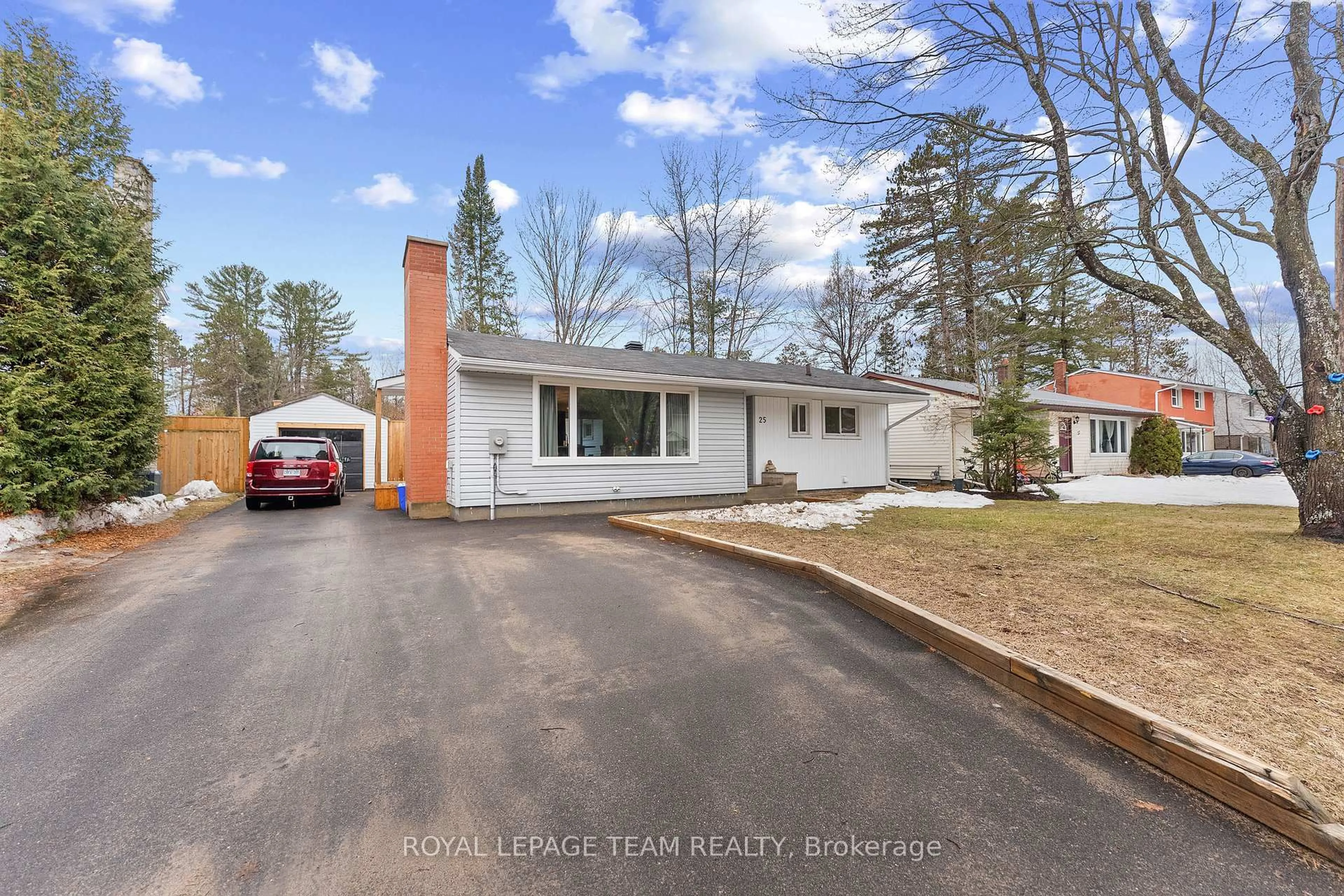 A pic from outside/outdoor area/front of a property/back of a property/a pic from drone, street for 25 FRONTENAC Cres, Deep River Ontario K0J 1P0