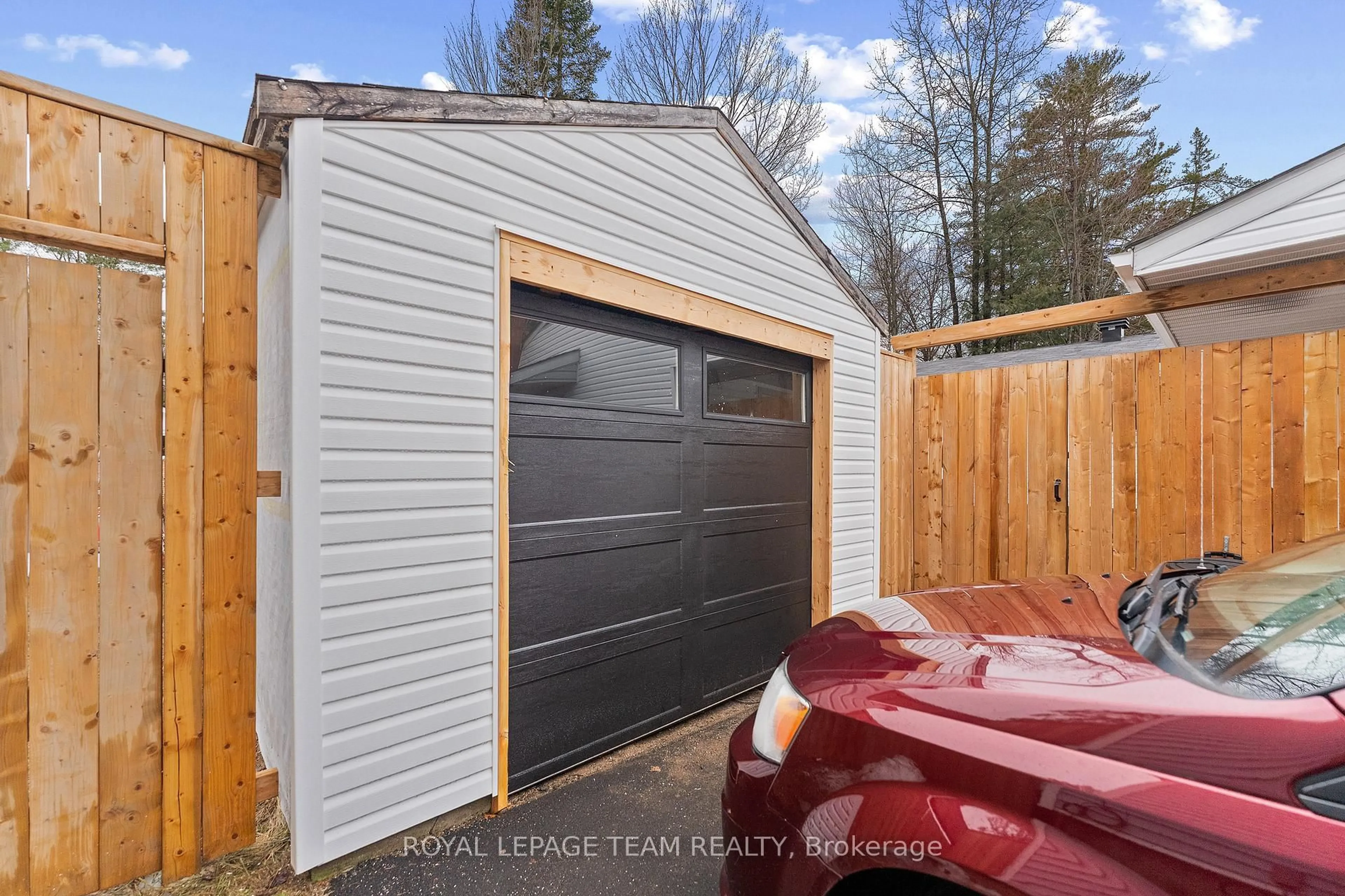 Indoor garage for 25 FRONTENAC Cres, Deep River Ontario K0J 1P0