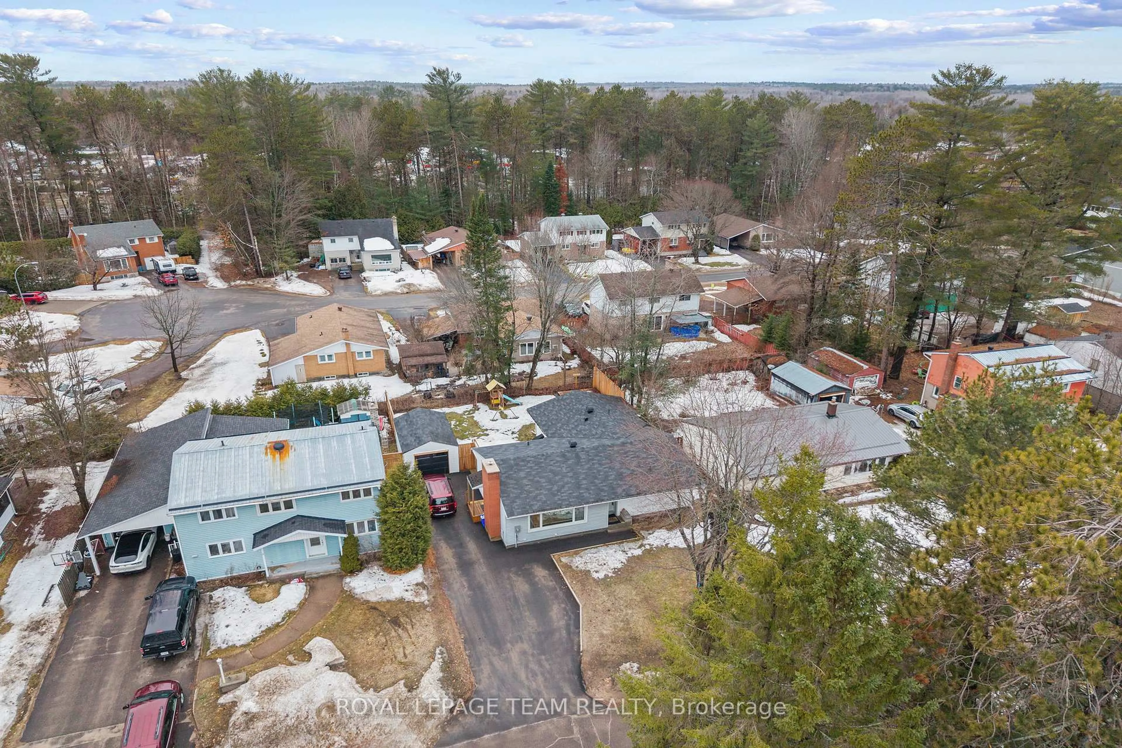 A pic from outside/outdoor area/front of a property/back of a property/a pic from drone, street for 25 FRONTENAC Cres, Deep River Ontario K0J 1P0