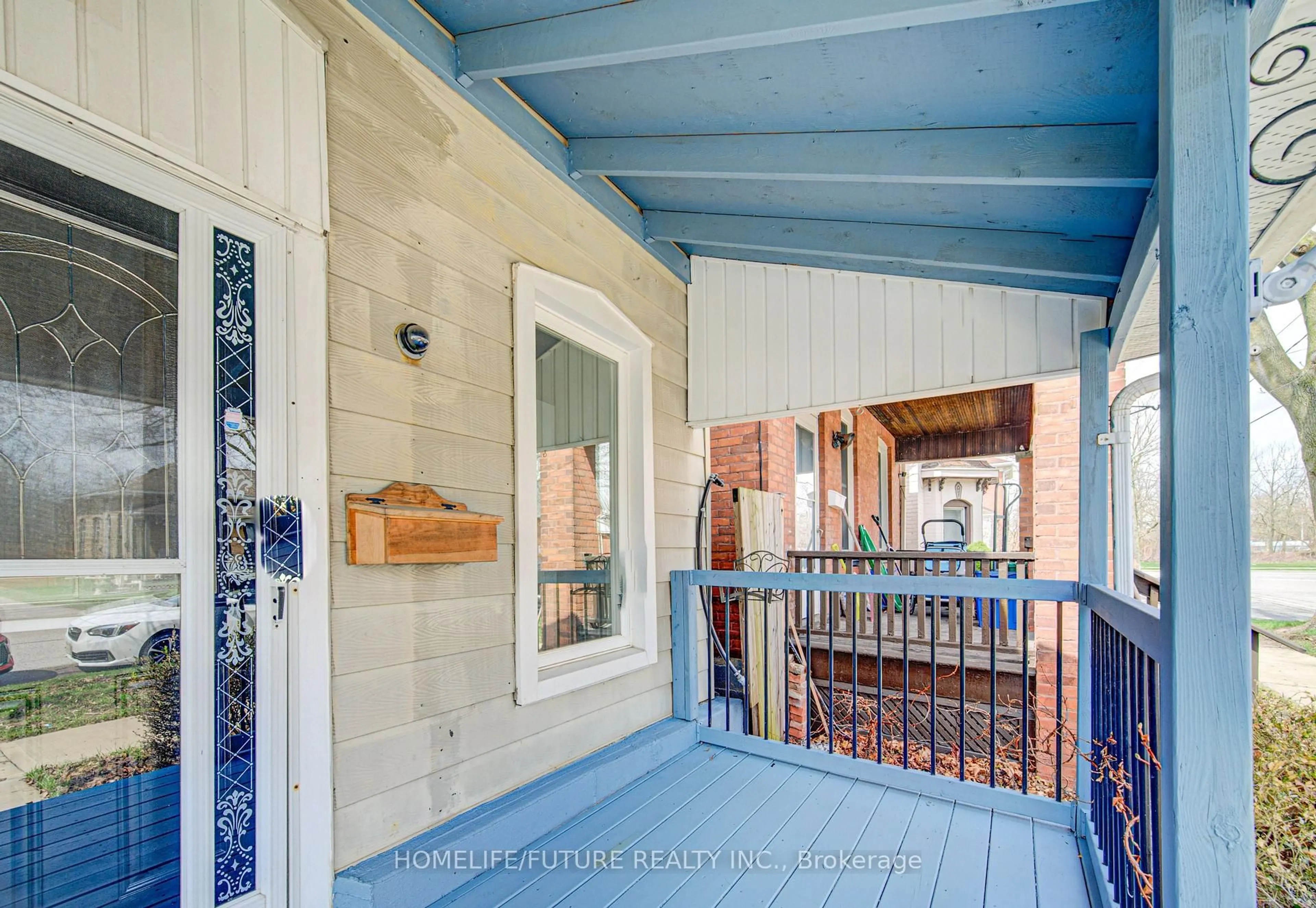 Indoor entryway for 9 Superior St, Brantford Ontario N3S 2J9