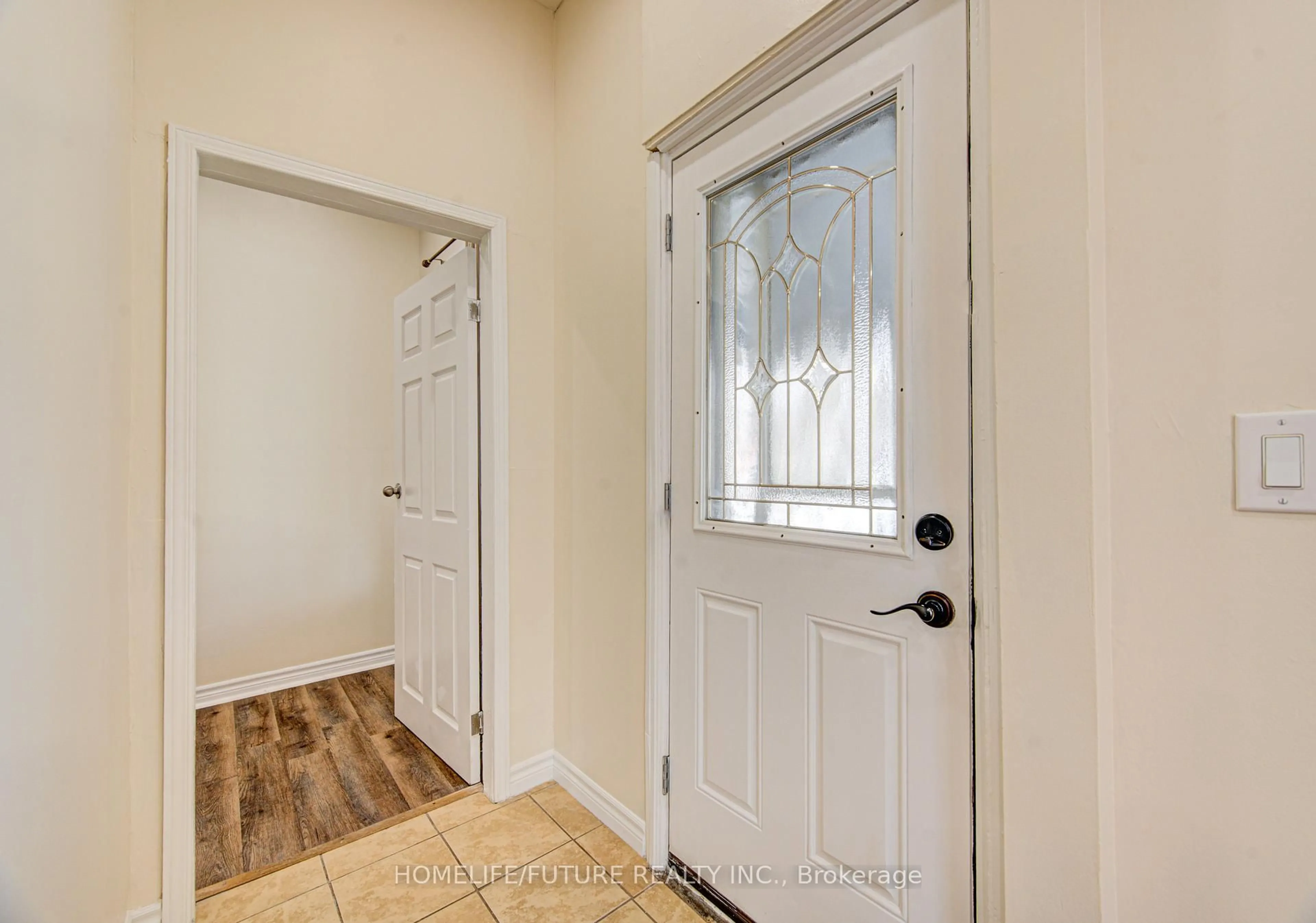Indoor entryway for 9 Superior St, Brantford Ontario N3S 2J9