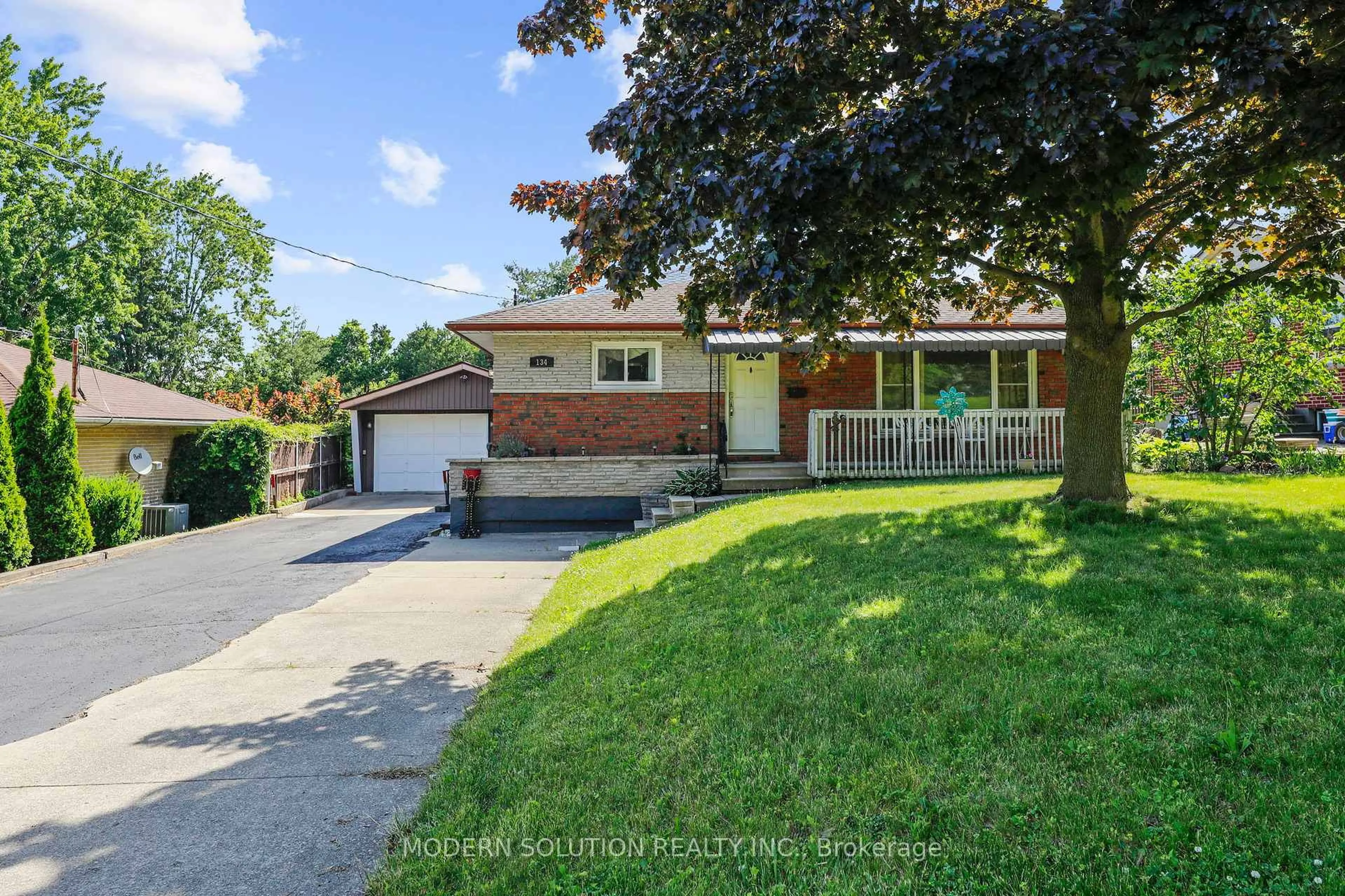 A pic from outside/outdoor area/front of a property/back of a property/a pic from drone, street for 134 Clarke St, Woodstock Ontario N4S 7M7