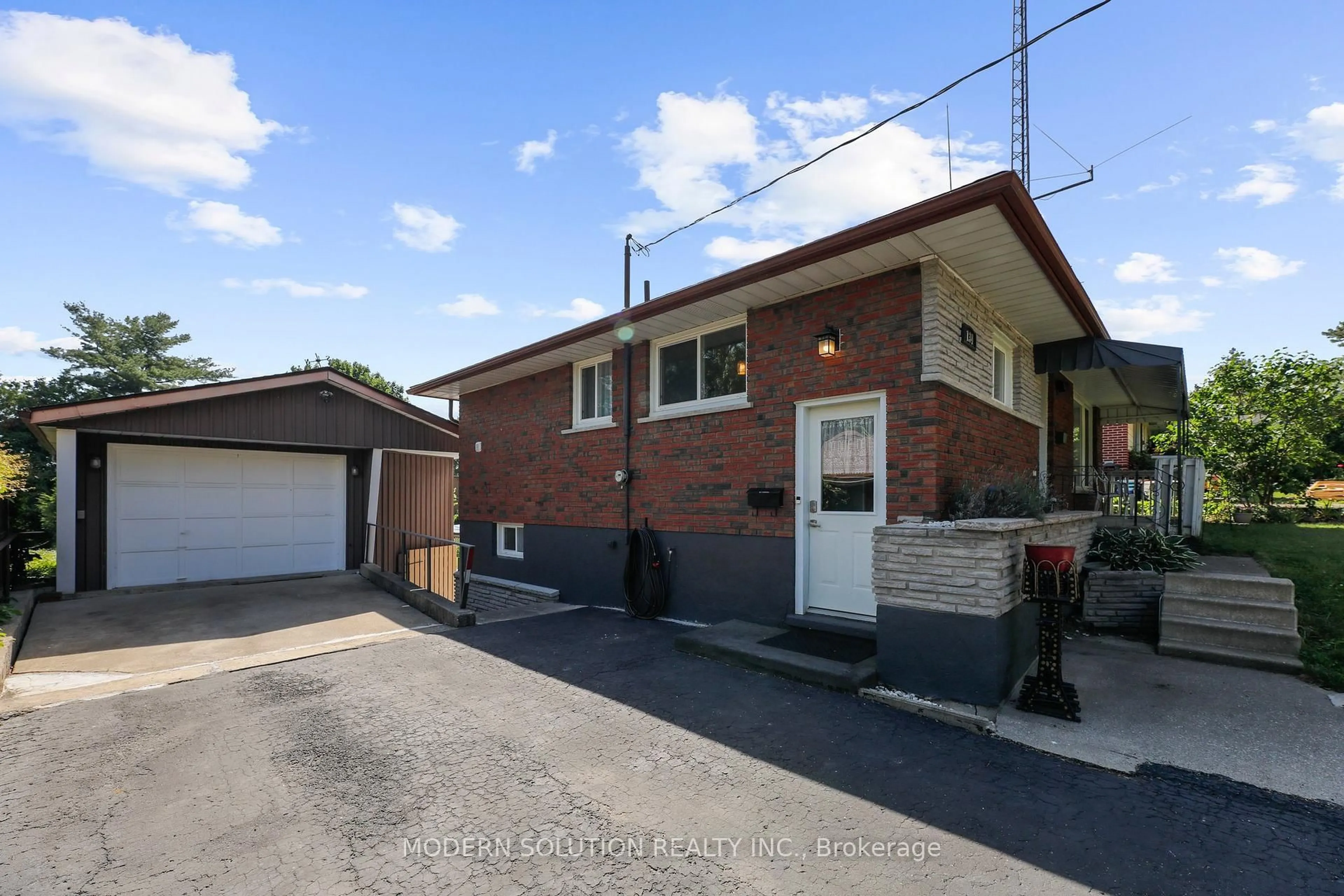 A pic from outside/outdoor area/front of a property/back of a property/a pic from drone, street for 134 Clarke St, Woodstock Ontario N4S 7M7