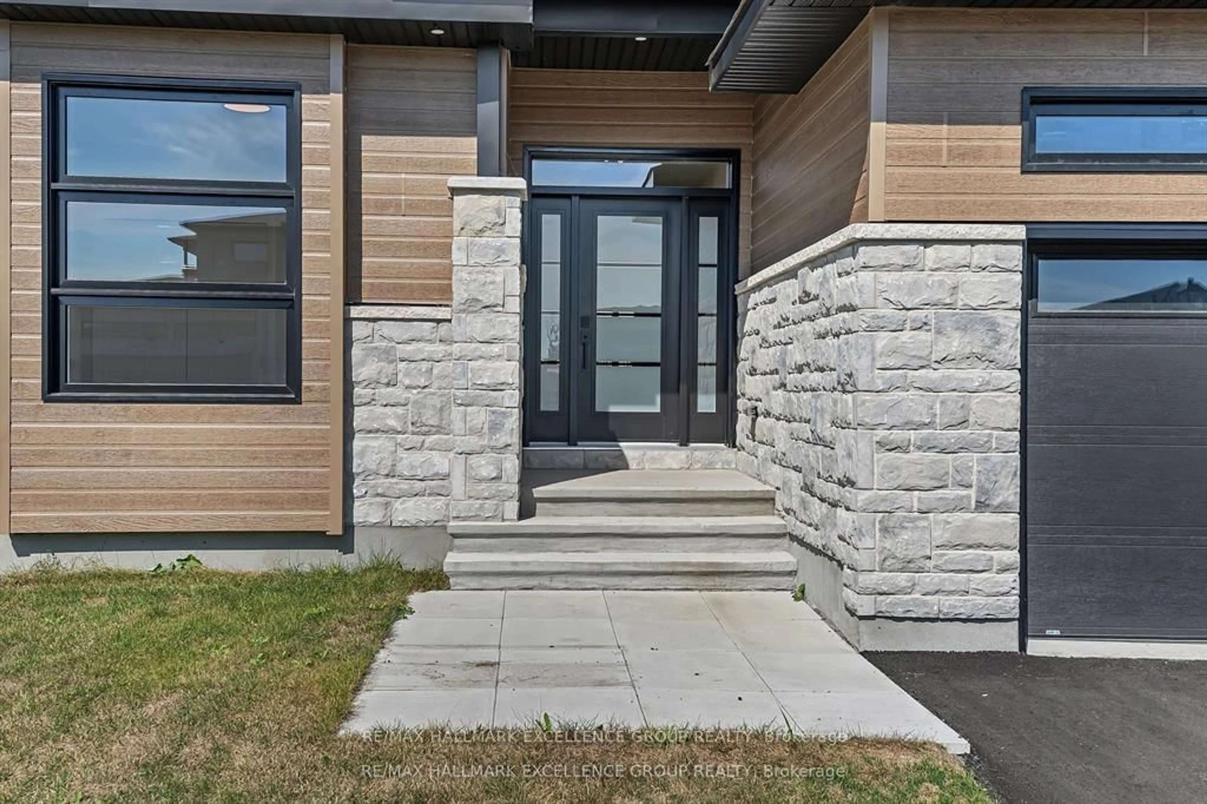 Indoor entryway for 1345 DIAMOND St, Clarence-Rockland Ontario K4K 0M6