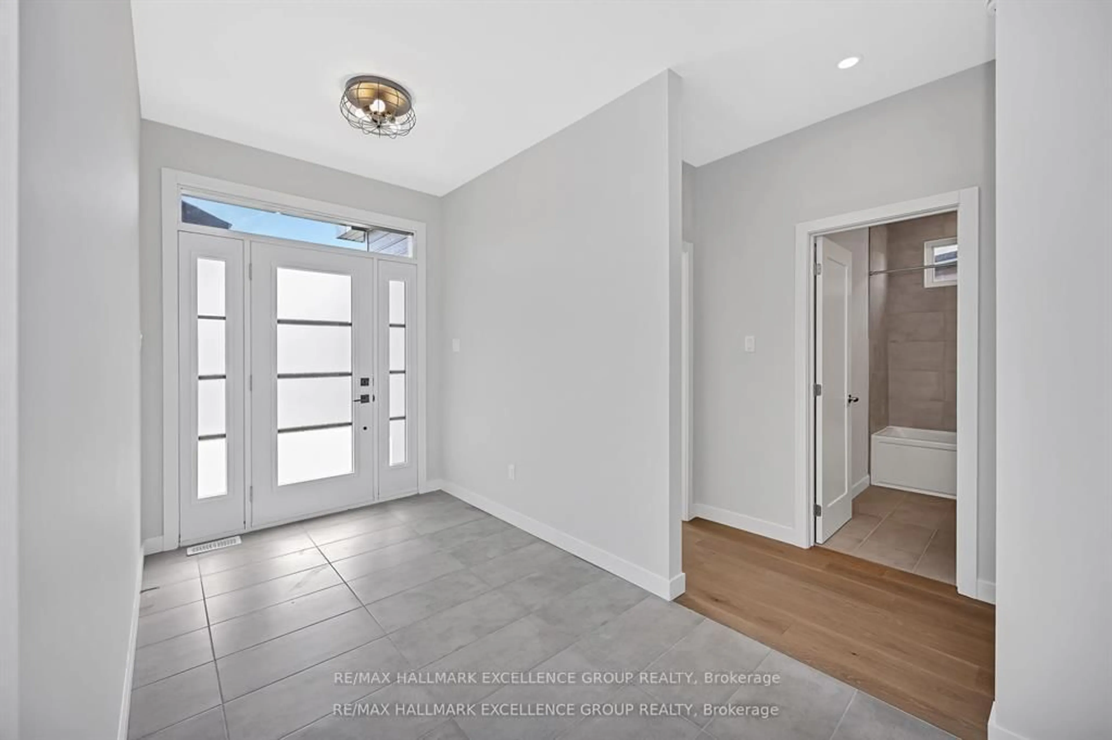 Indoor entryway for 1345 DIAMOND St, Clarence-Rockland Ontario K4K 0M6