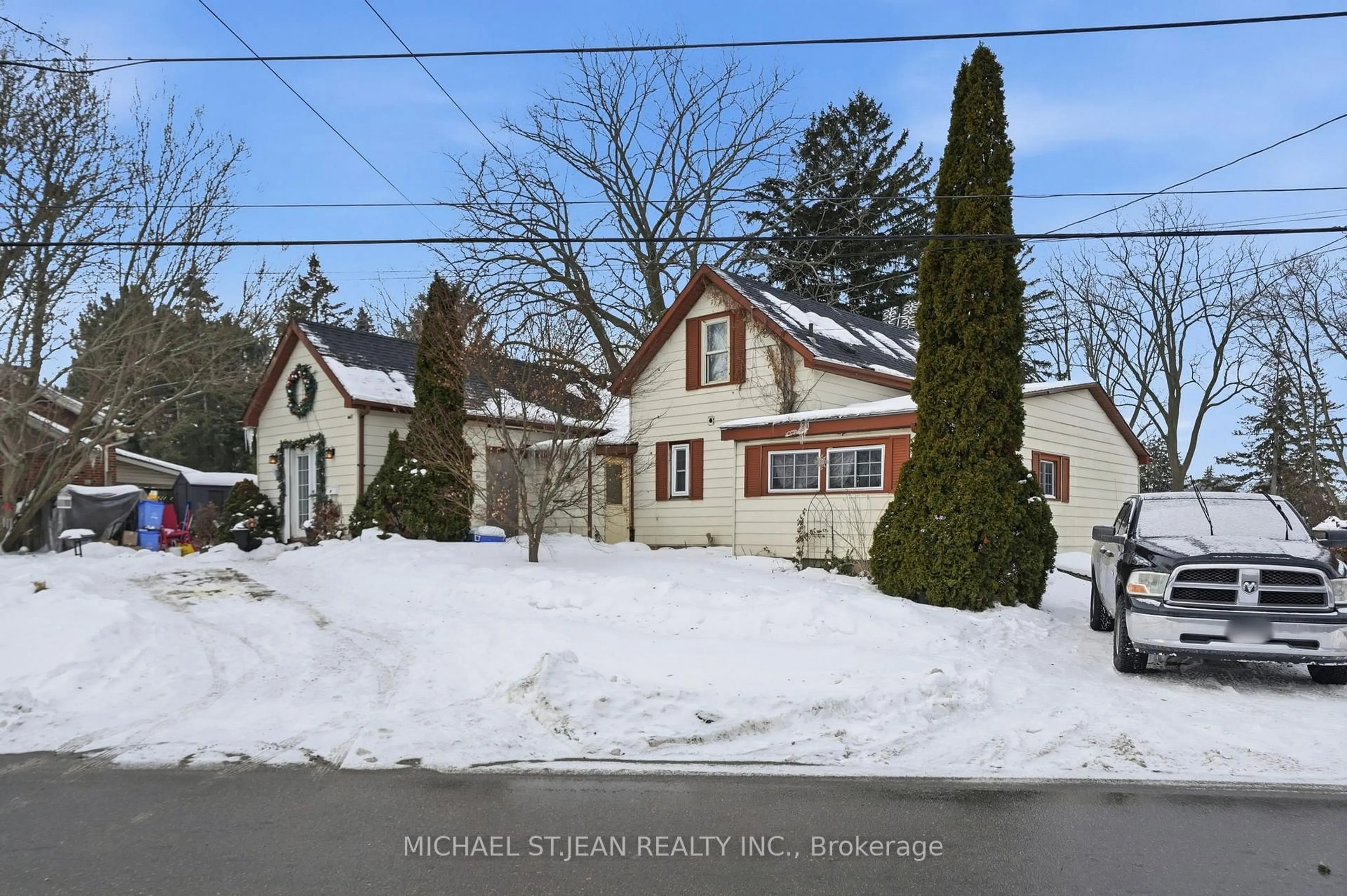 A pic from outside/outdoor area/front of a property/back of a property/a pic from drone, street for 51 Mountain Ave, Hamilton Ontario L8G 3N6