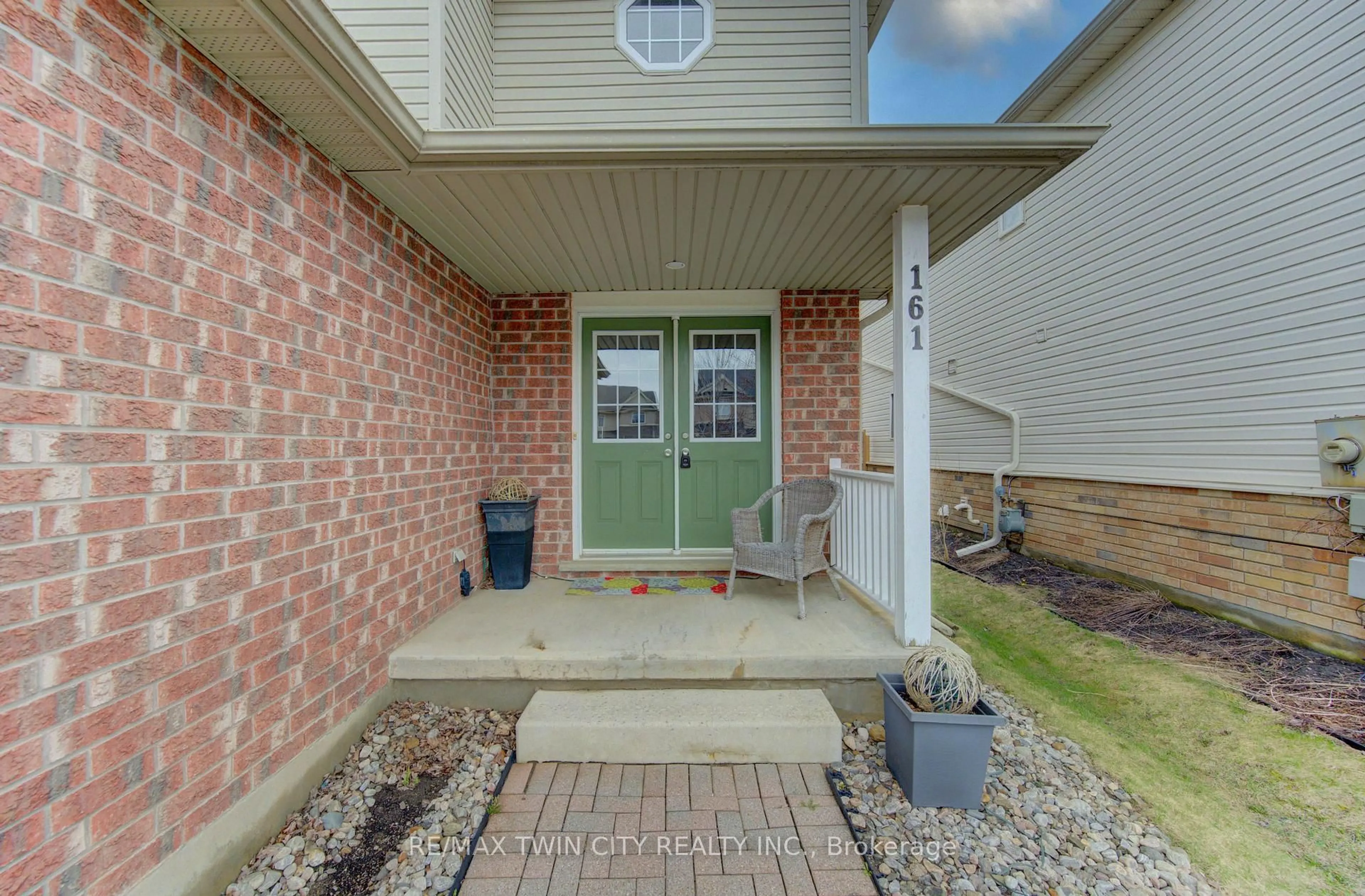 Indoor entryway for 161 Windflower Dr, Kitchener Ontario N2E 3S9