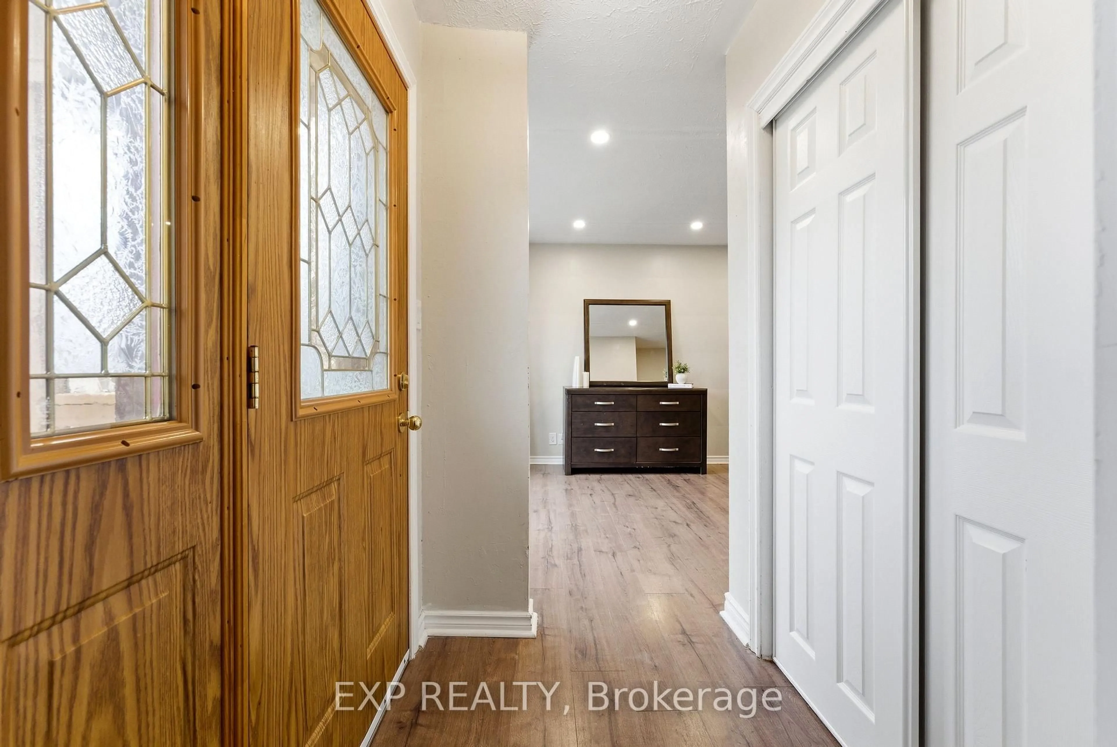 Indoor entryway for 10 Plaza Sq, Belleville Ontario K8N 4J3