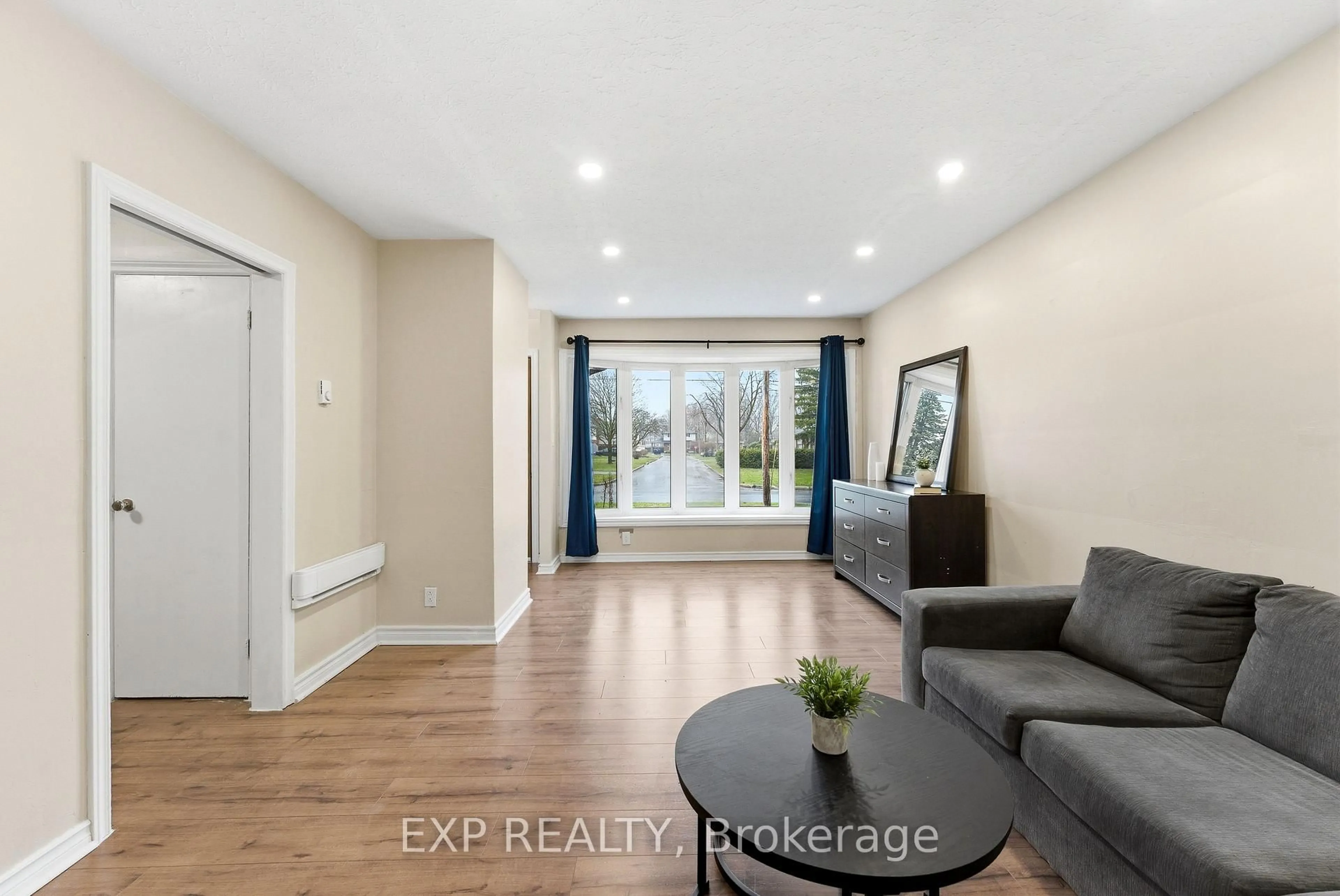 Indoor entryway for 10 Plaza Sq, Belleville Ontario K8N 4J3