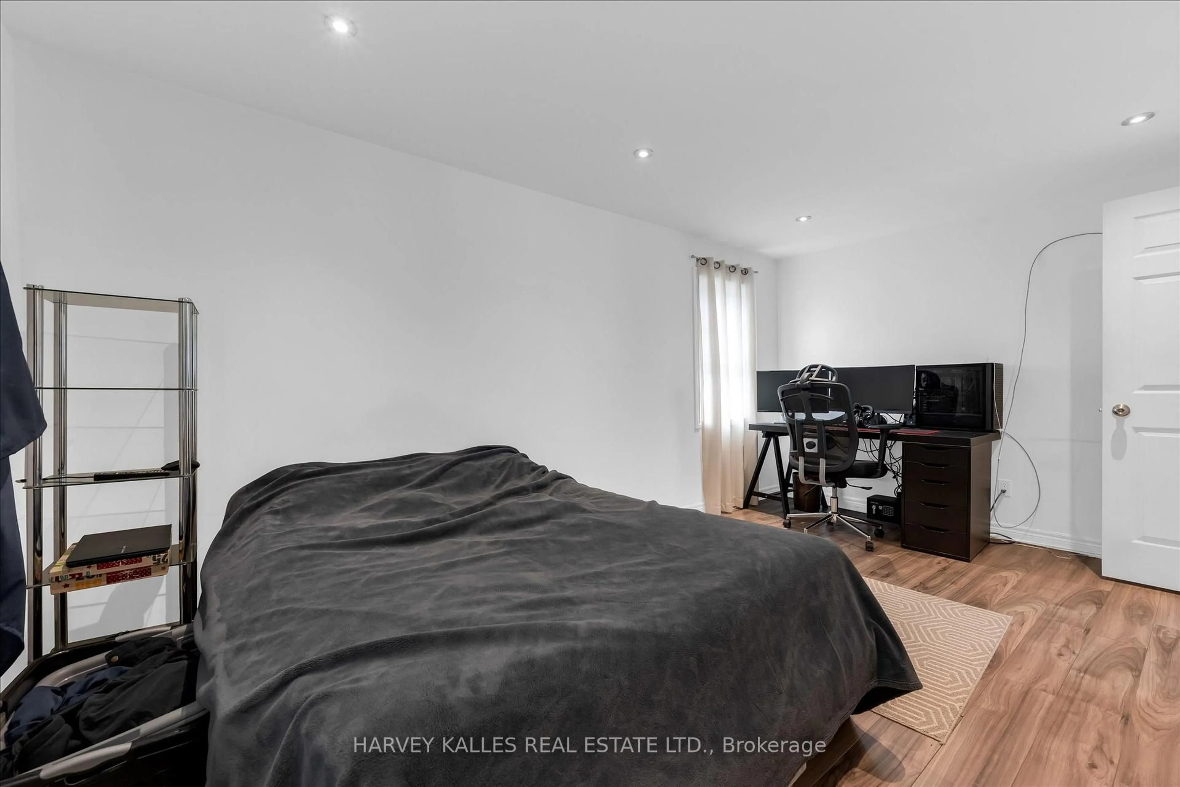 Bedroom with bed, unknown for 105 Ormond St, Thorold Ontario L2V 1Z3