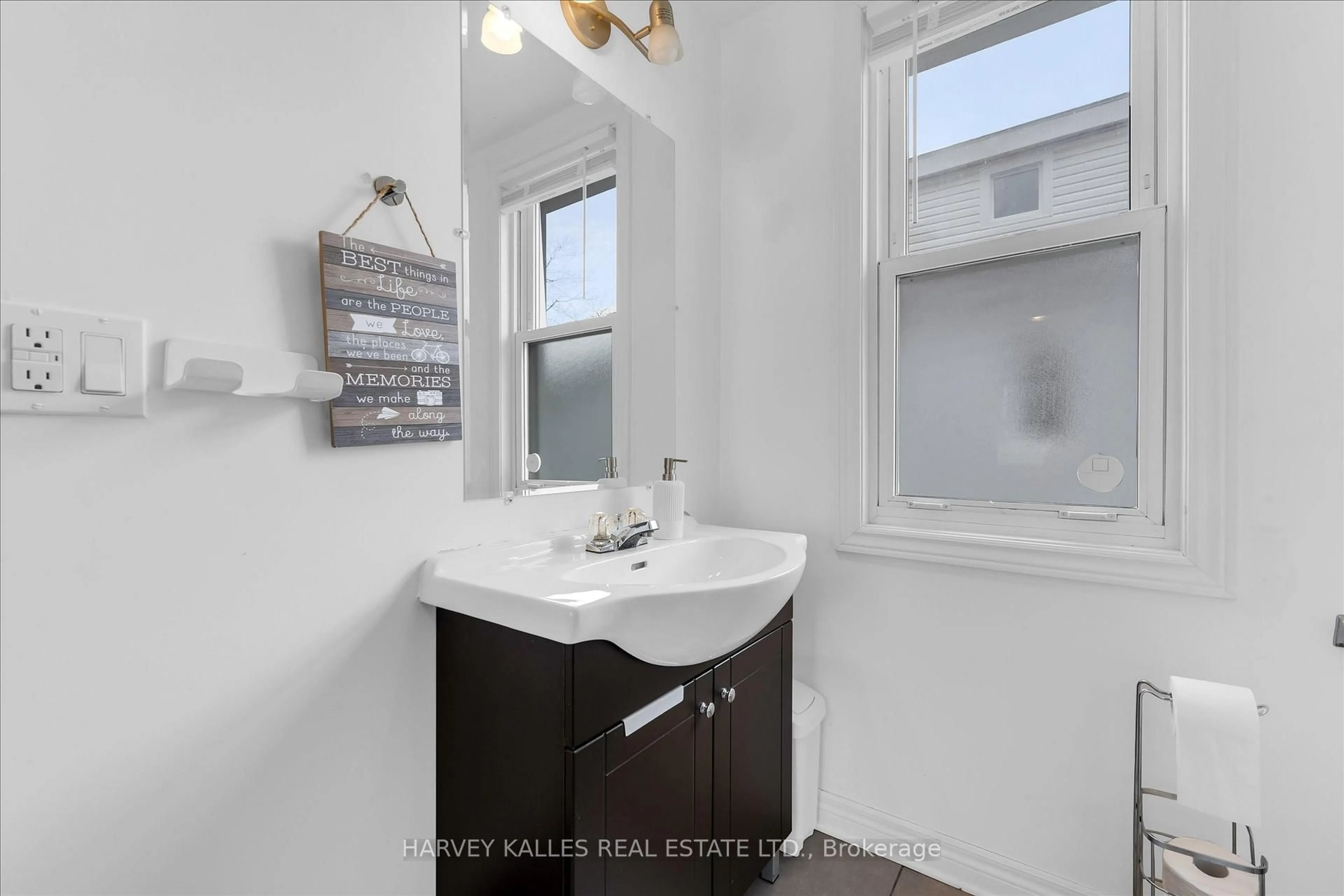 Standard bathroom, ceramic/tile floor for 105 Ormond St, Thorold Ontario L2V 1Z3