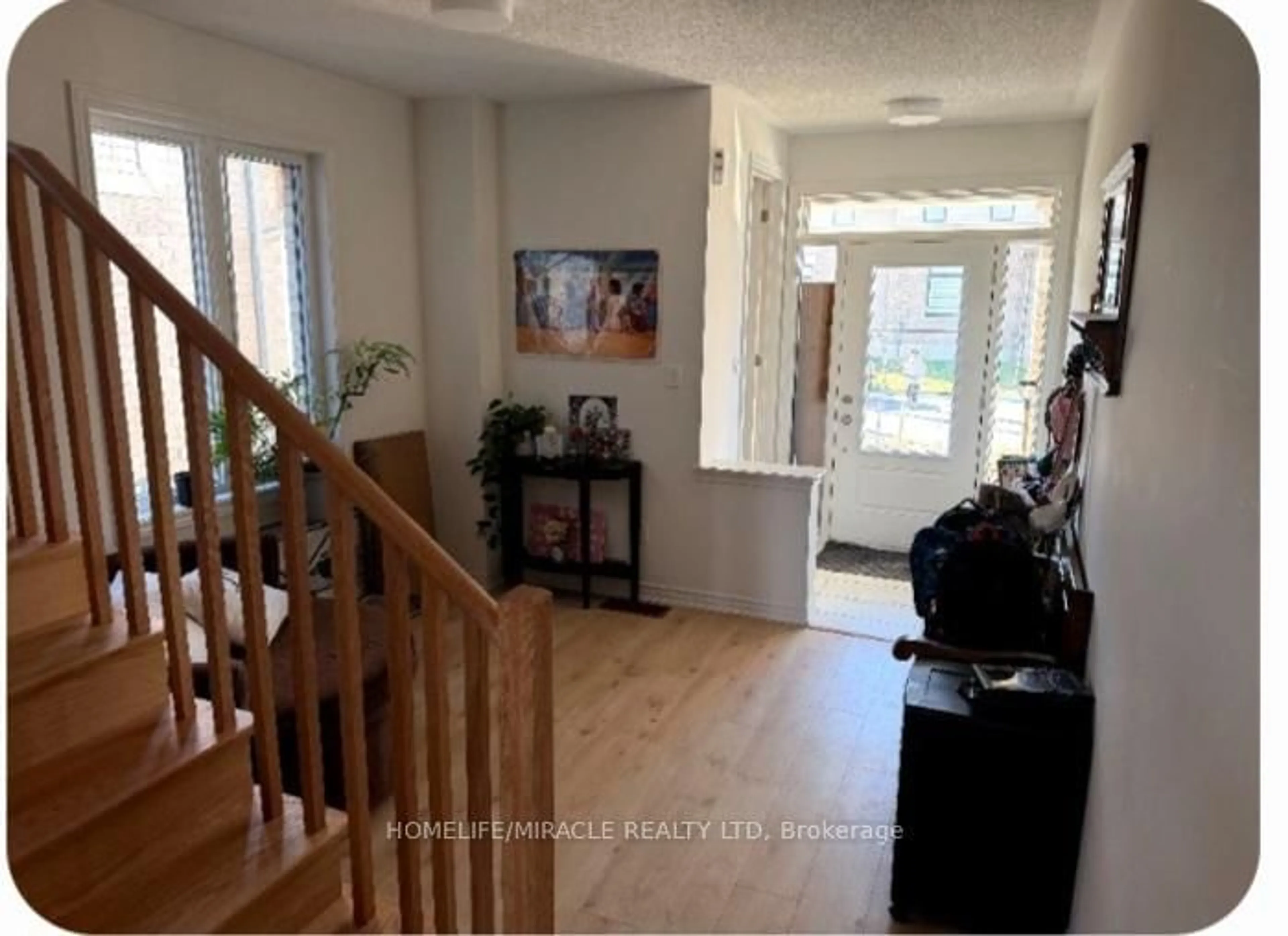 Indoor entryway for 464 Trevor St, Cobourg Ontario K9A 4J8