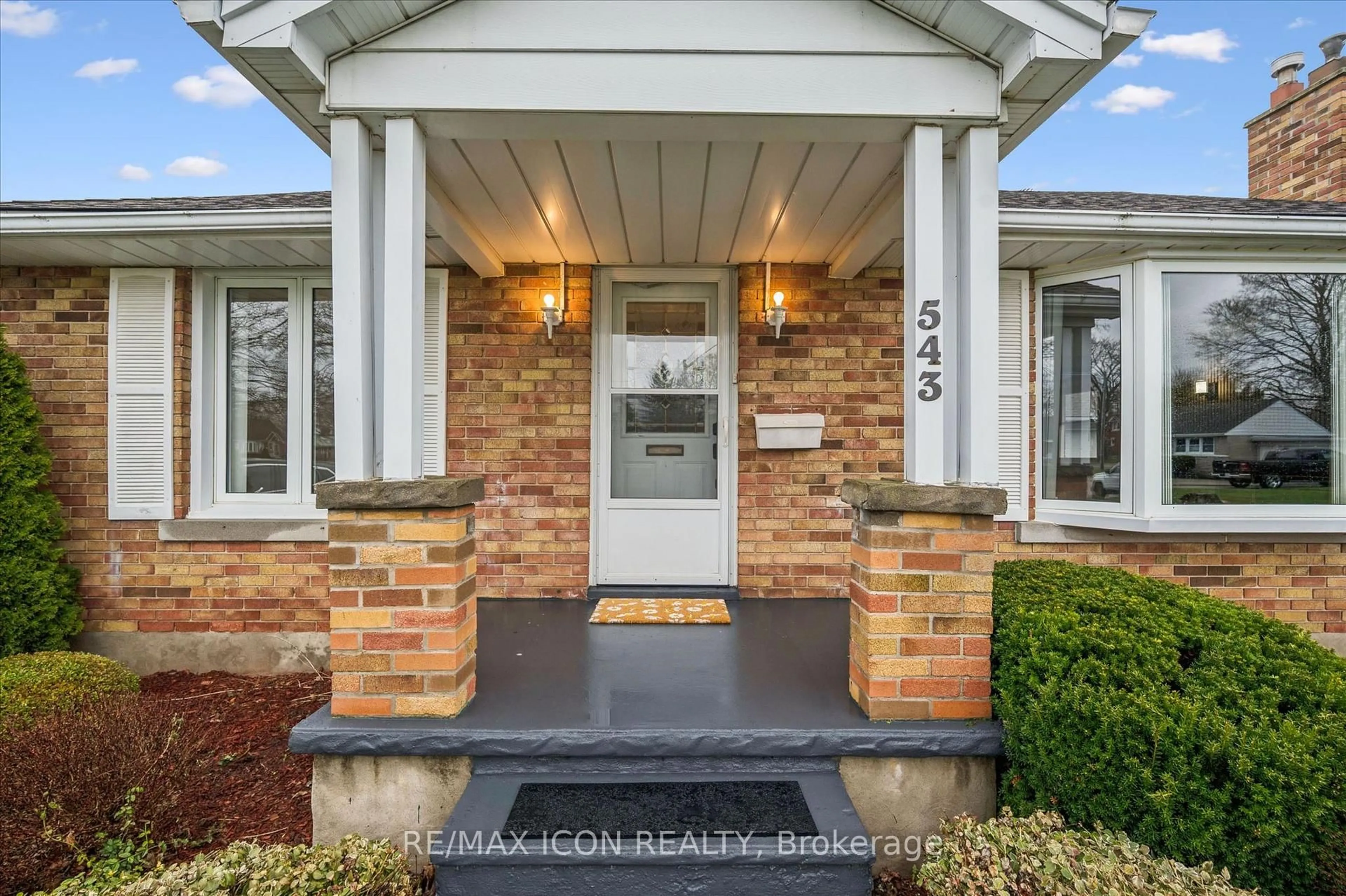 Indoor entryway for 543 Philip Cres, Waterloo Ontario N3H 2R4