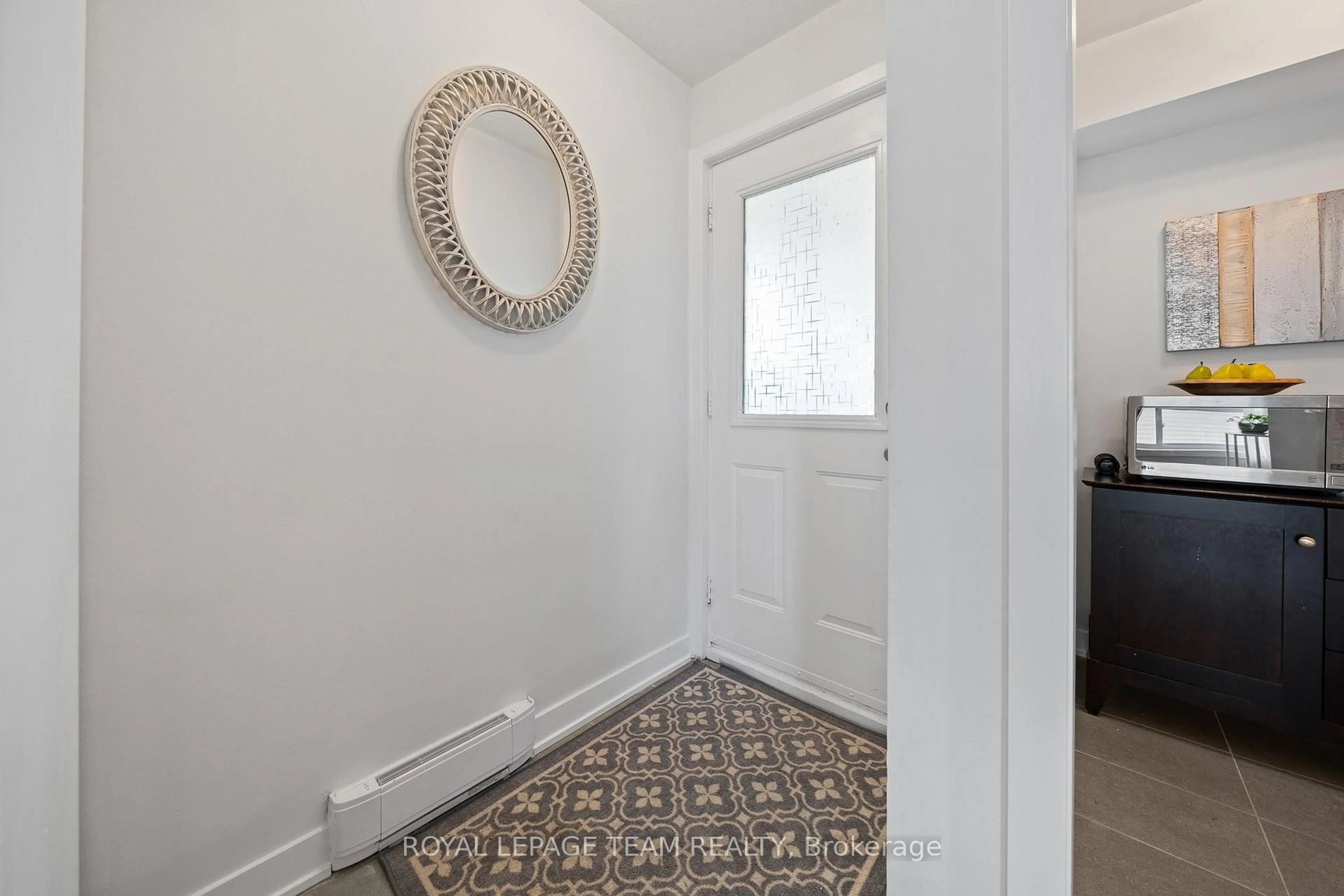 Indoor entryway for 1406 Tanguay Crt, Kanata Ontario K2L 3X7