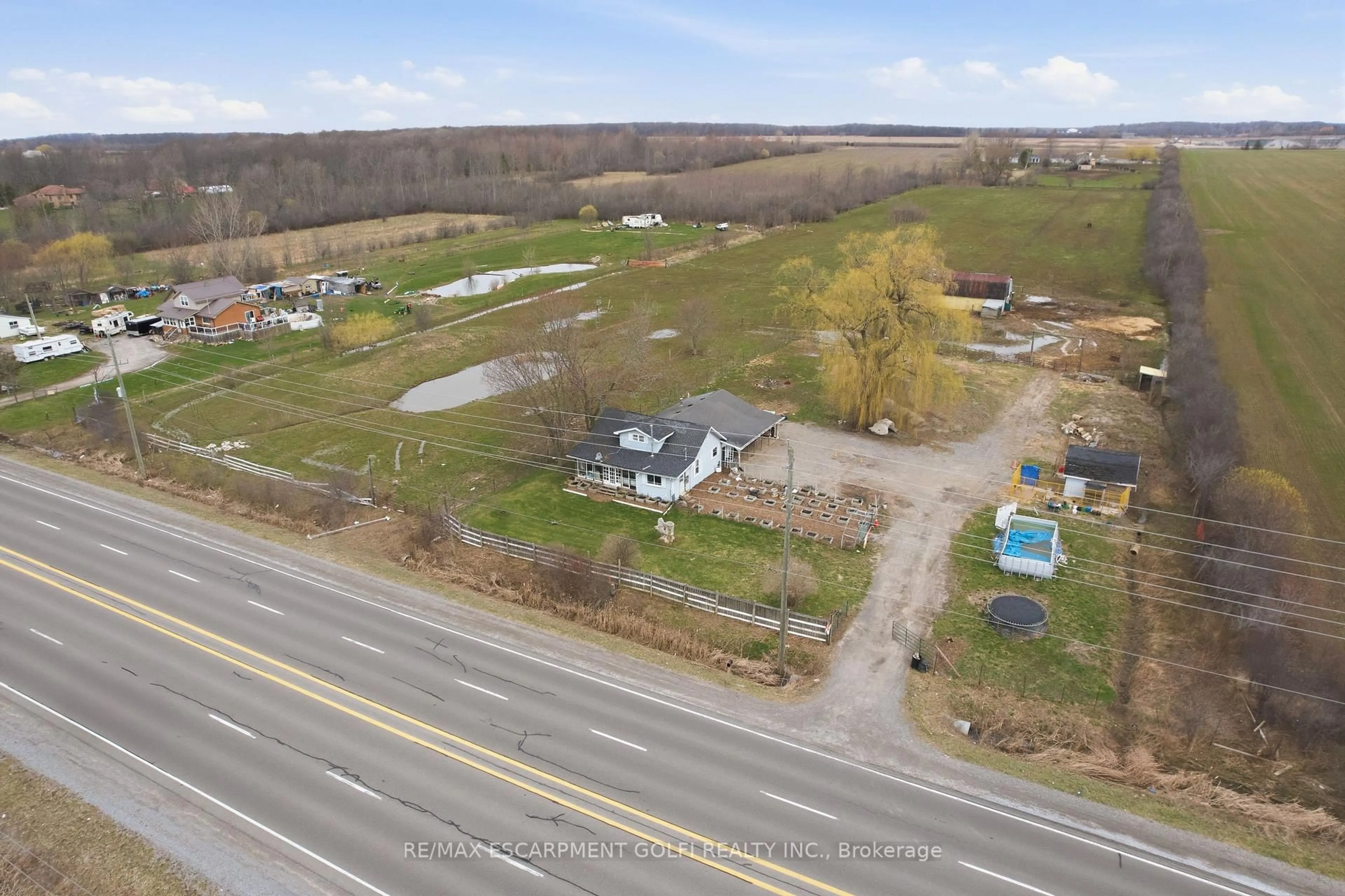 A pic from outside/outdoor area/front of a property/back of a property/a pic from drone, building for 2538 GARRISON Rd, Fort Erie Ontario L0S 1N0