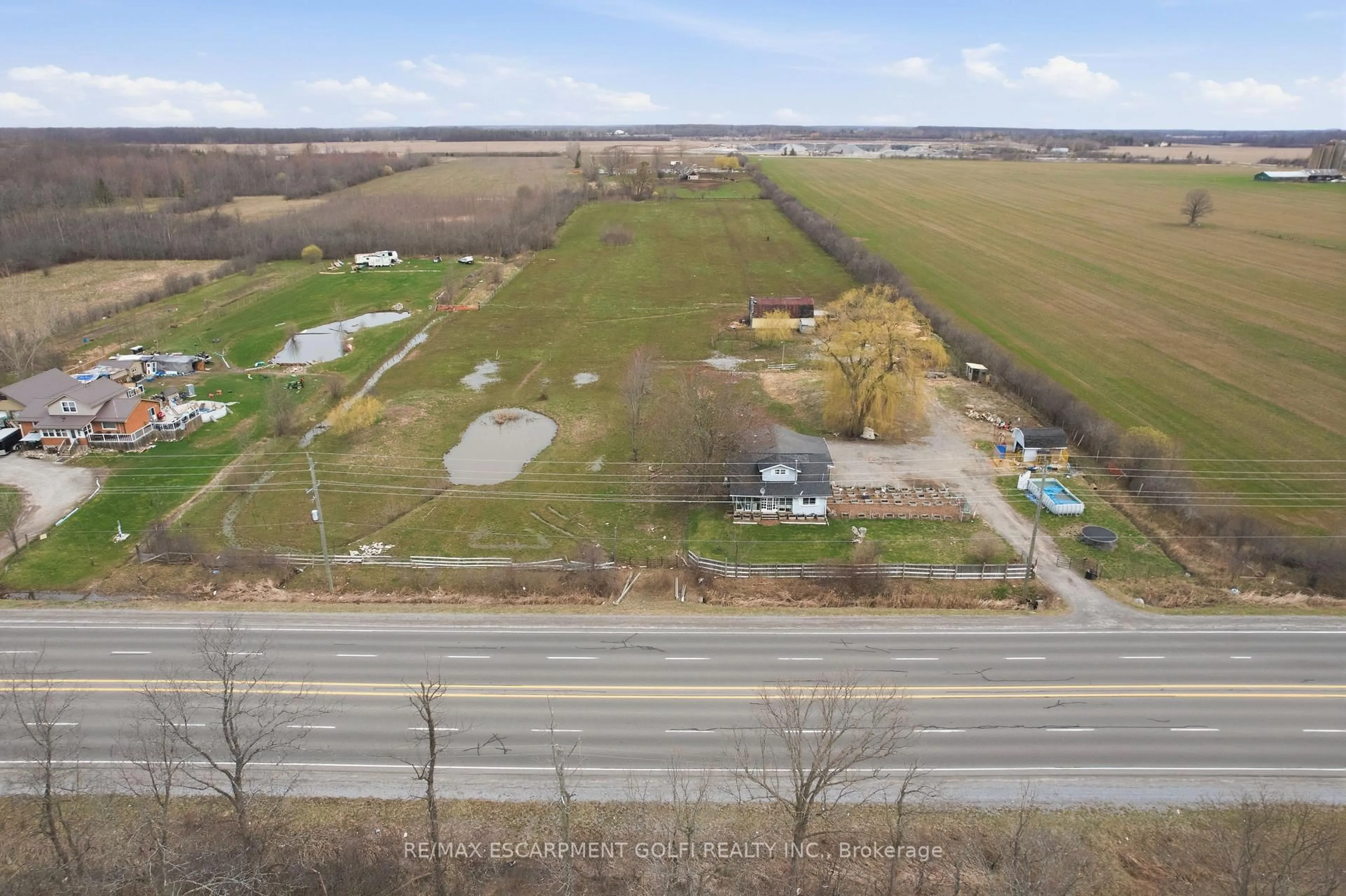 A pic from outside/outdoor area/front of a property/back of a property/a pic from drone, street for 2538 GARRISON Rd, Fort Erie Ontario L0S 1N0