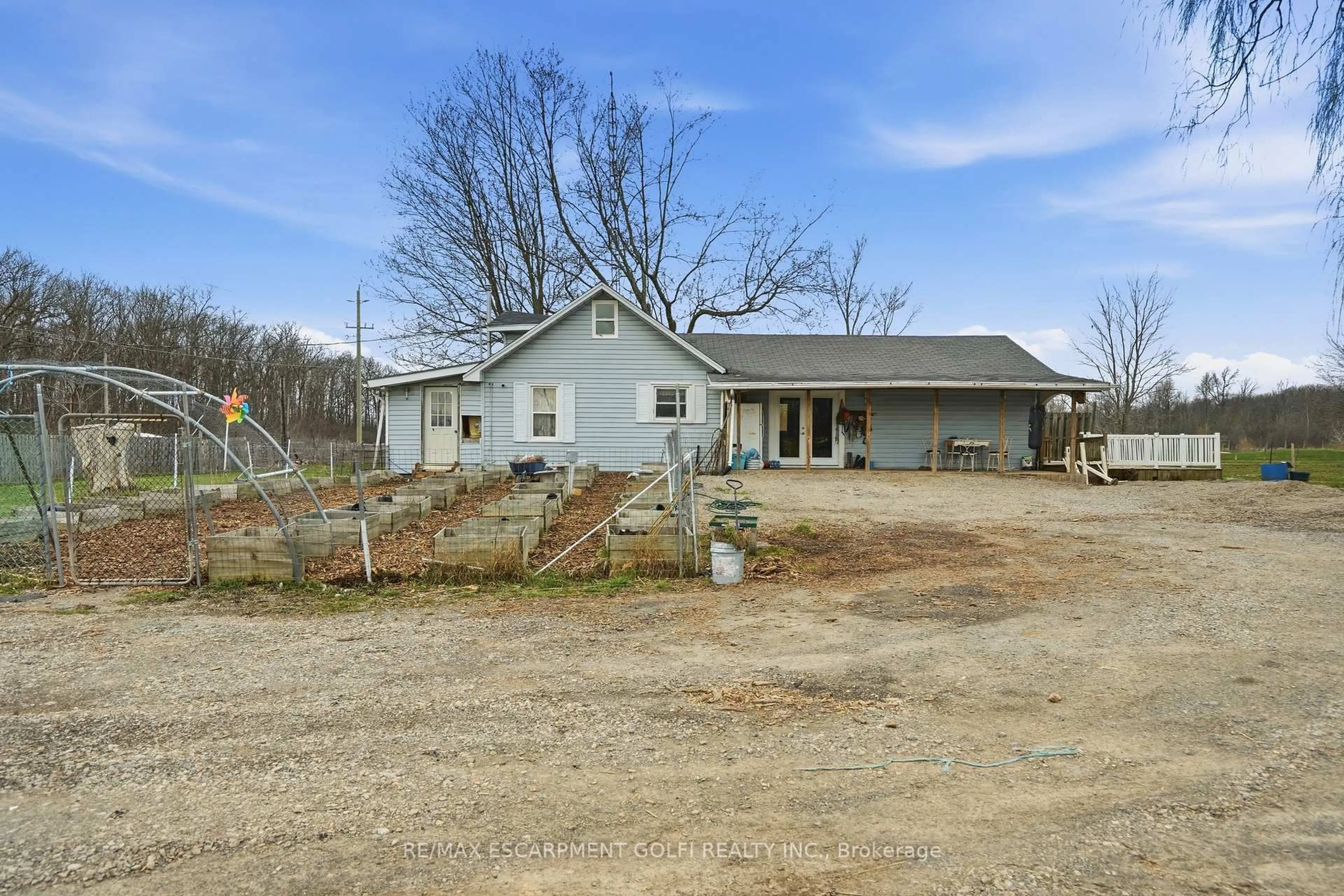 A pic from outside/outdoor area/front of a property/back of a property/a pic from drone, unknown for 2538 GARRISON Rd, Fort Erie Ontario L0S 1N0