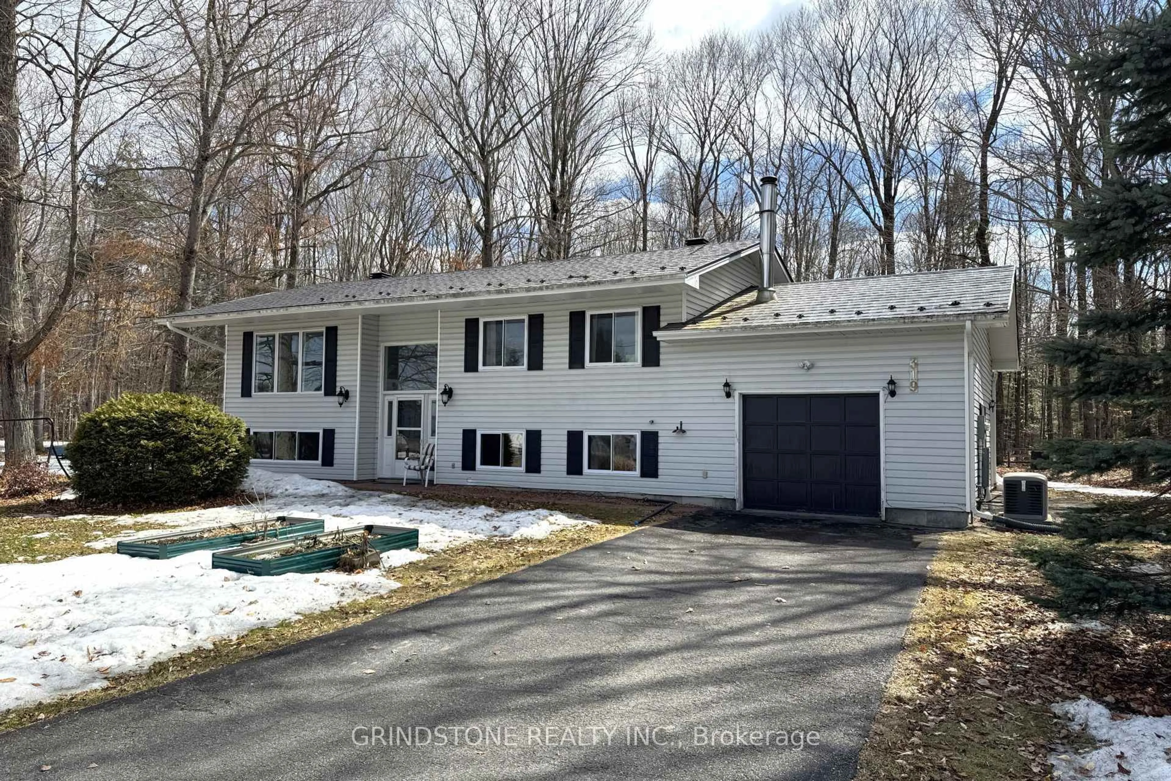 Home with vinyl exterior material, street for 319 Riverwood Dr, Ottawa Ontario K0A 3M0