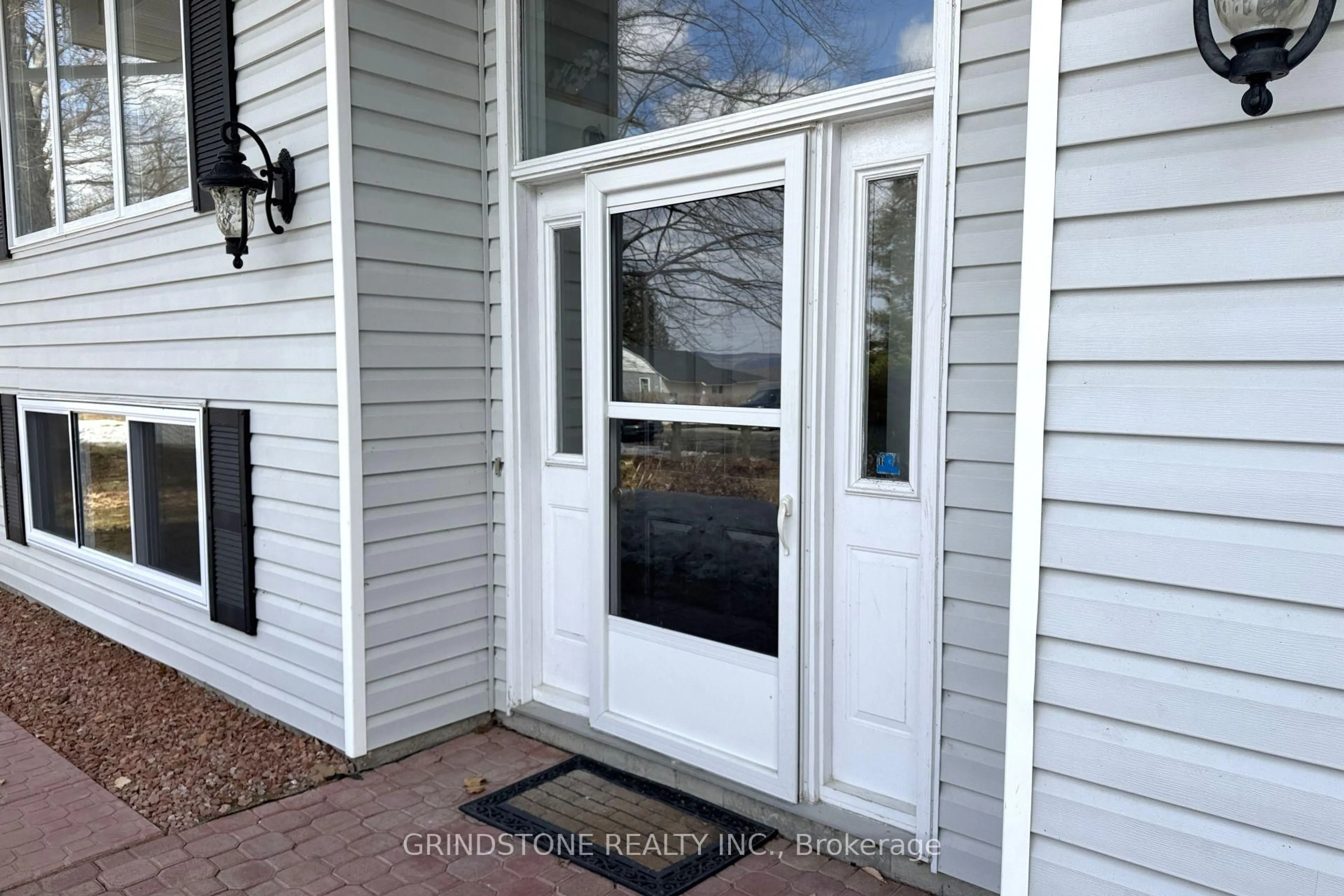 Indoor entryway for 319 Riverwood Dr, Ottawa Ontario K0A 3M0